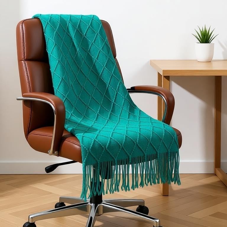 Couverture à franges contre le froid au bureau et sur le canapé 127x180