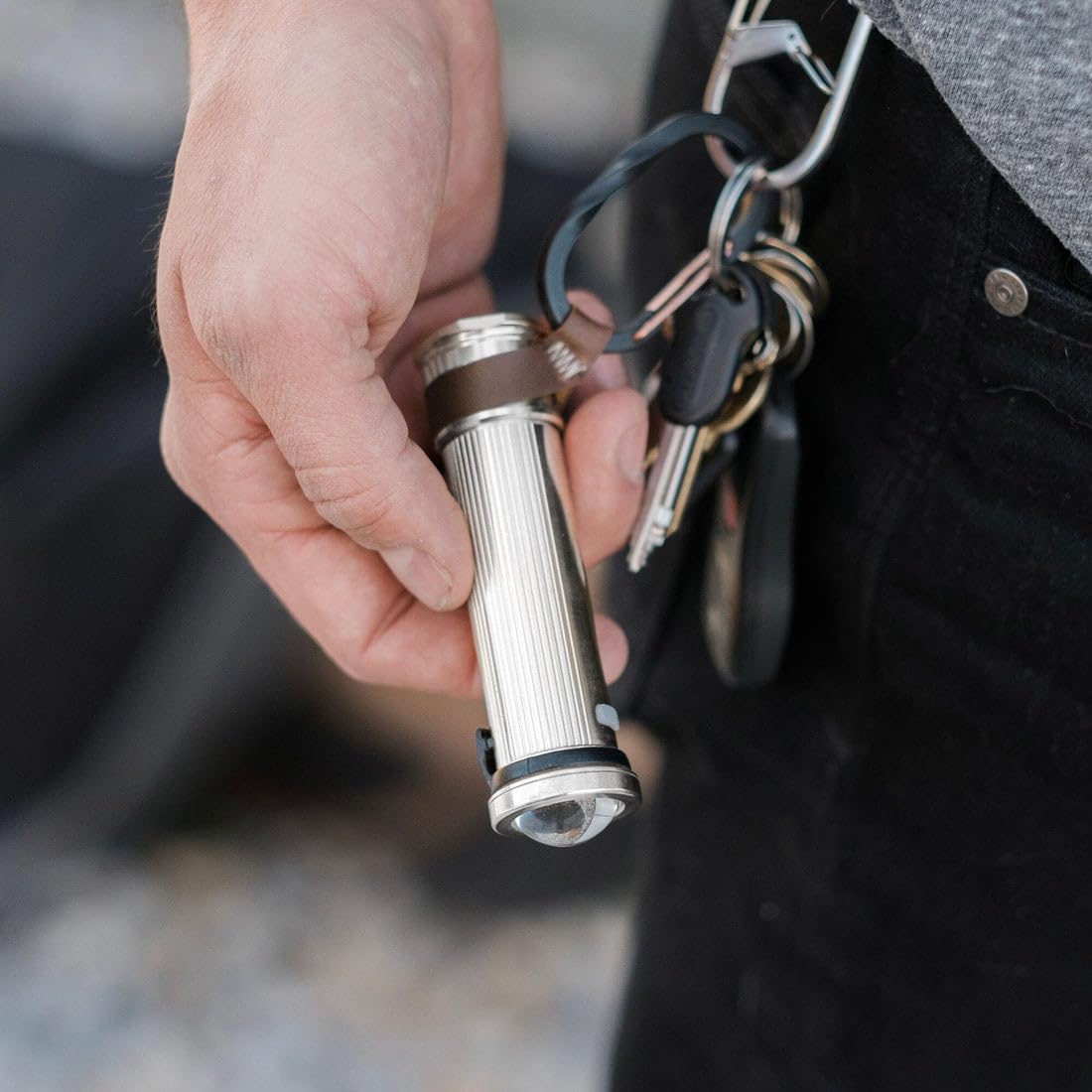 Barebones Mini-Taschenlampe – Vintage Stilvolle Wiederaufladbare Taschenlampe mit Dimmbarer Helligkeit, Magnetfuß und Kerzenflackermodus – Kompakte Reise- und Campingleuchte (Aluminium)