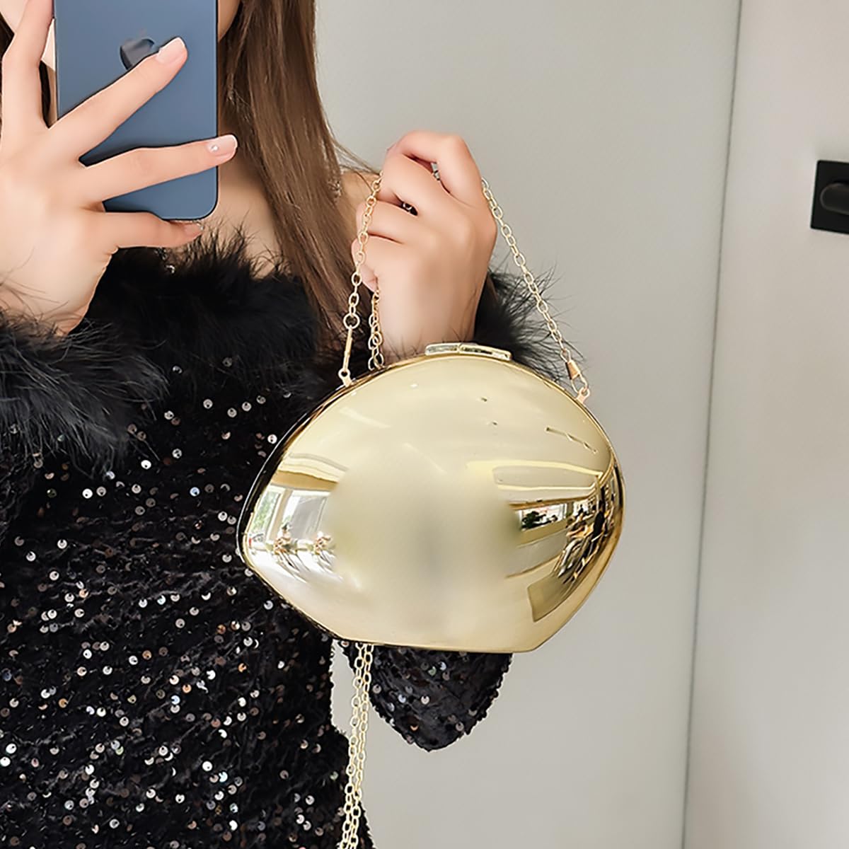 Bolsa Clutch Festa Feminina Dourada Acrílico Translúcido Relevo Mão Ombro Transversal Com Correntes Removíveis em promoção! Veja a oferta e mais achadinhos de Bolsas 4 Hoje é o melhor dia para comprar Bolsa Clutch Festa Feminina Dourada Acrílico Translúcido Relevo Mão Ombro Transversal Com Correntes Removíveis com aquele preço maroto! Promoção! Aproveite a oferta! 4