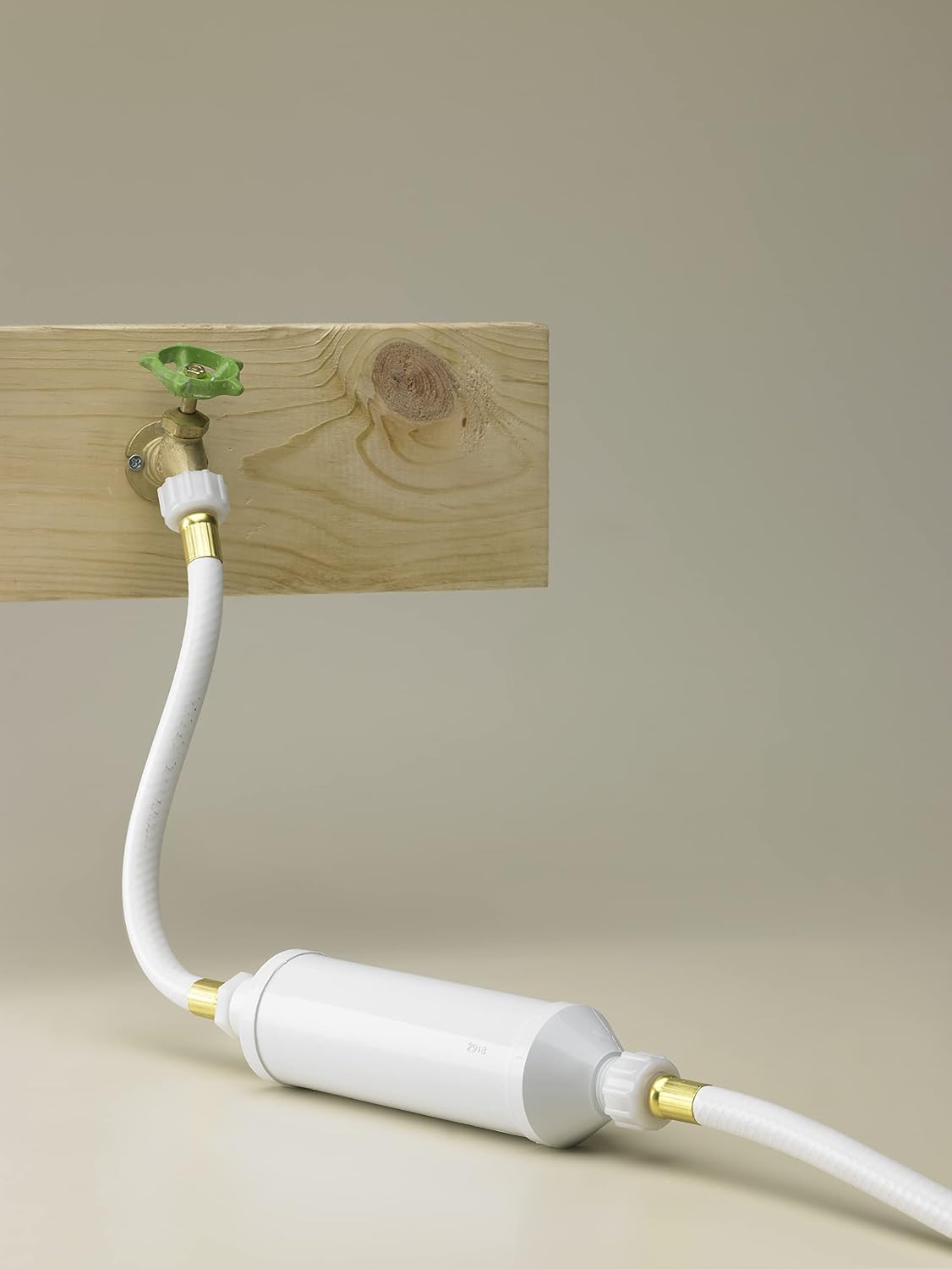 Pentair OMNIFilter RV1 Recreational Vehicle/Outdoor Water Filtration System, Includes in-line Filter and 12" Garden Hose Connector