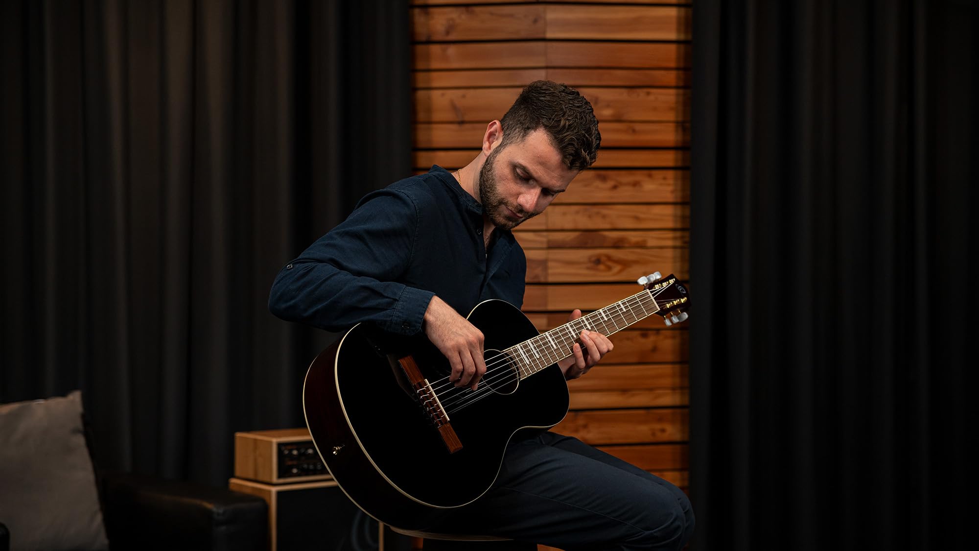 Ortega Guitars Parlor Body Konzertgitarre – Ranger Series – Inklusive Gigbag – Fichte, Mahagoni, Schwarz (RRA-BKT)