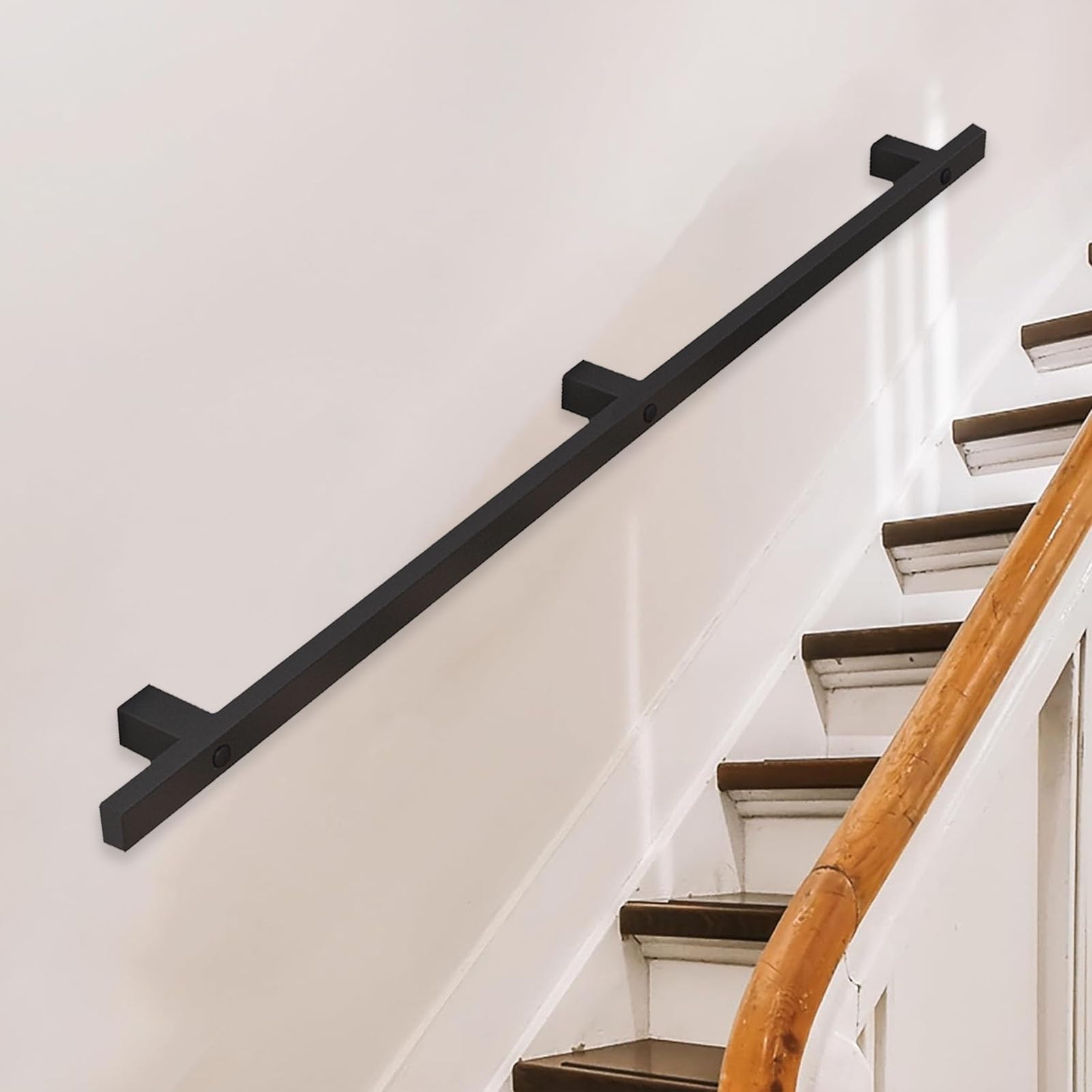 Rampe d'escalier en métal noir au design en fer forgé mural élégant