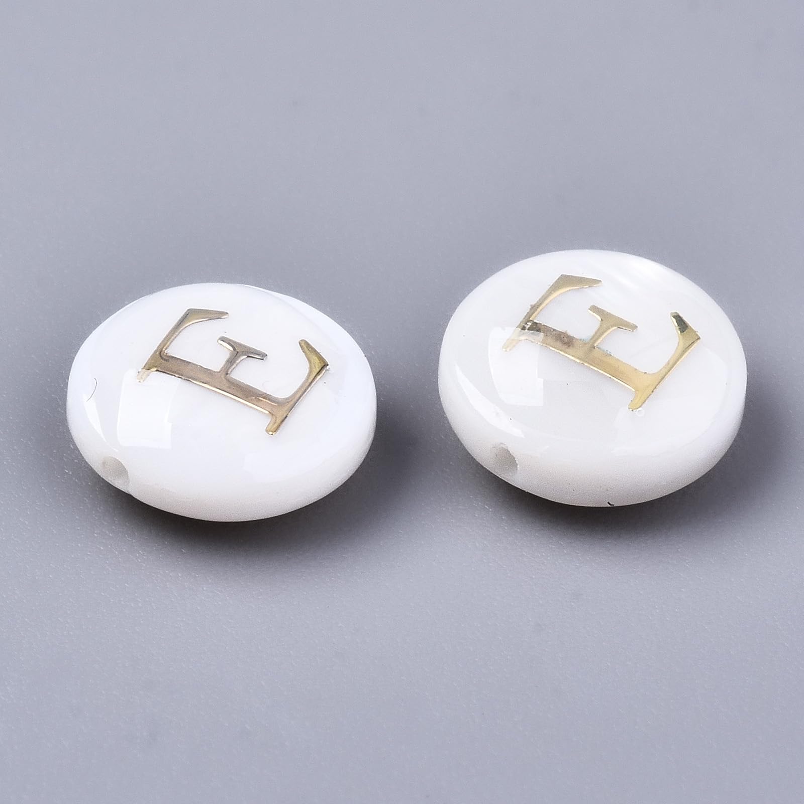 Airssory 20 pcs 8mm Flat Round Natural Freshwater Shell Beads with Letter E Brass Embellishments Alphabet Initial Beads for DIY Jewellery Bracelet Necklace Crafts Decor