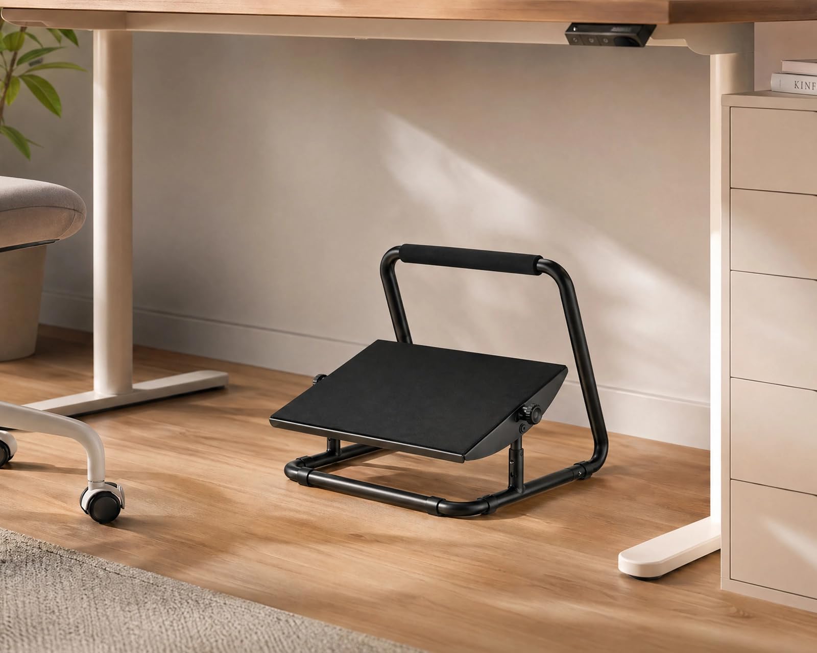 Verstellbare Fußstütze mit Neigefunktion – Ergonomisches Fußstütze für Schreibtisch, Metall & Textil, Schwarz