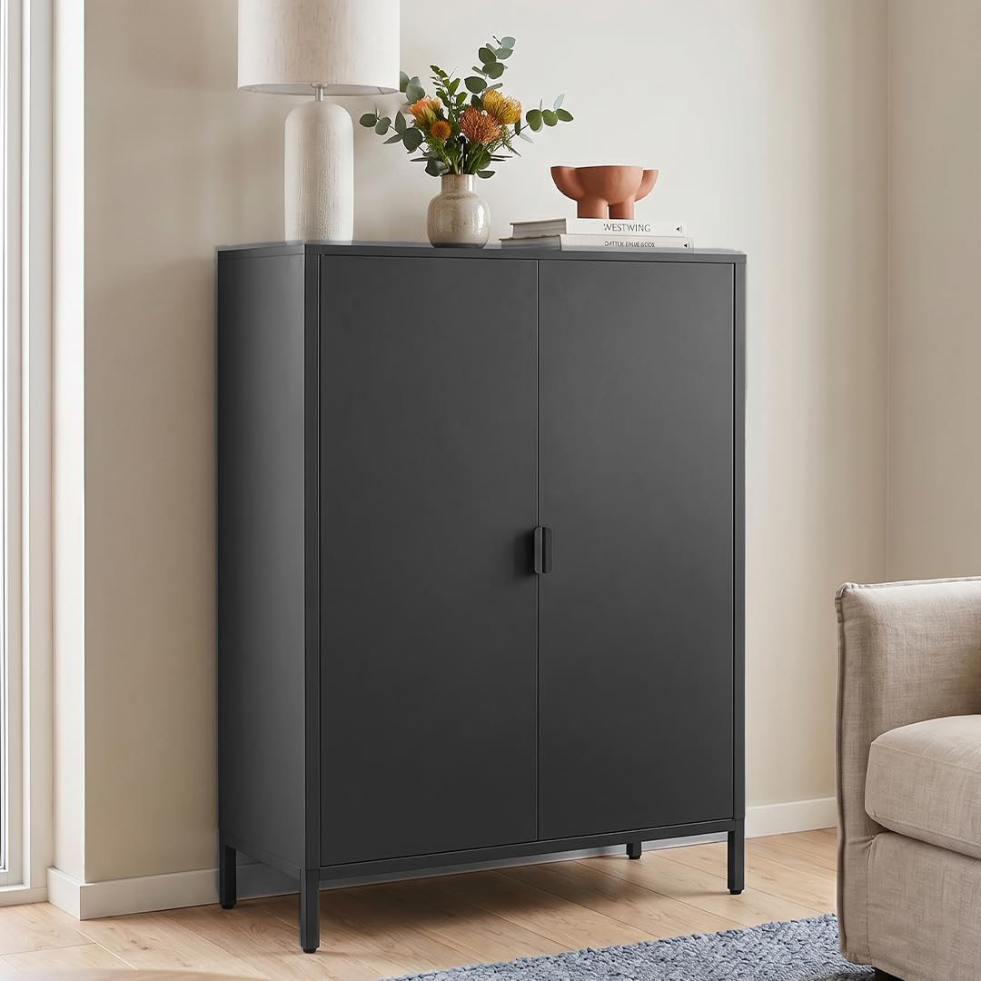 skølm Ituri Metall Kommode – Metallschrank mit 3 verstellbaren Fächern – Sideboard Wohnzimmer Schwarz – Aufbewahrungsschrank aus Stahl – Highboard im Industrial Design – Büroschrank/Flurschrank