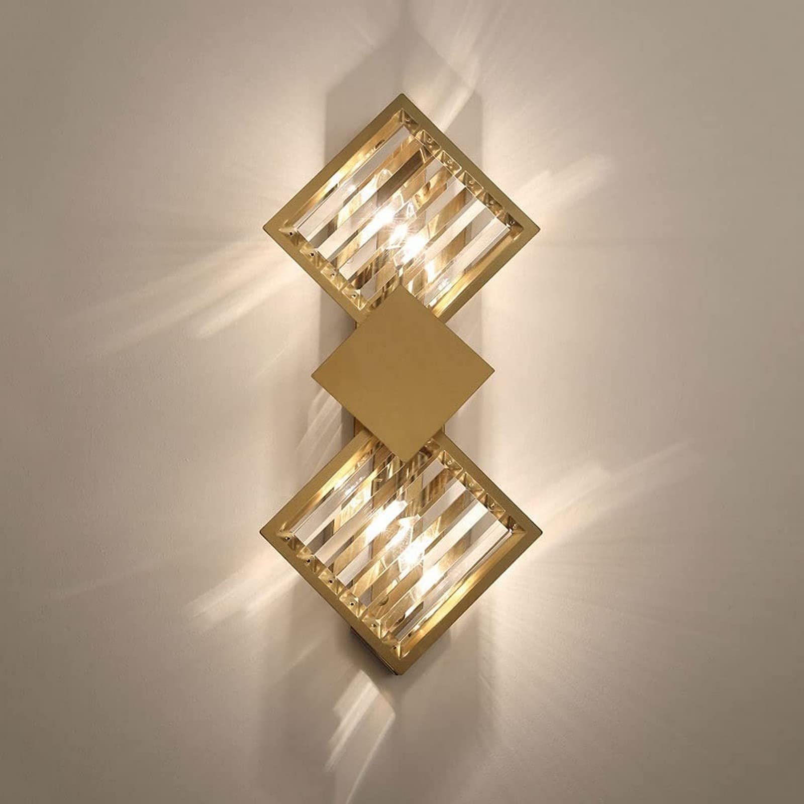 Aplique de pared de cristal para iluminar zonas oscuras de salones y habitaciones sin espacio