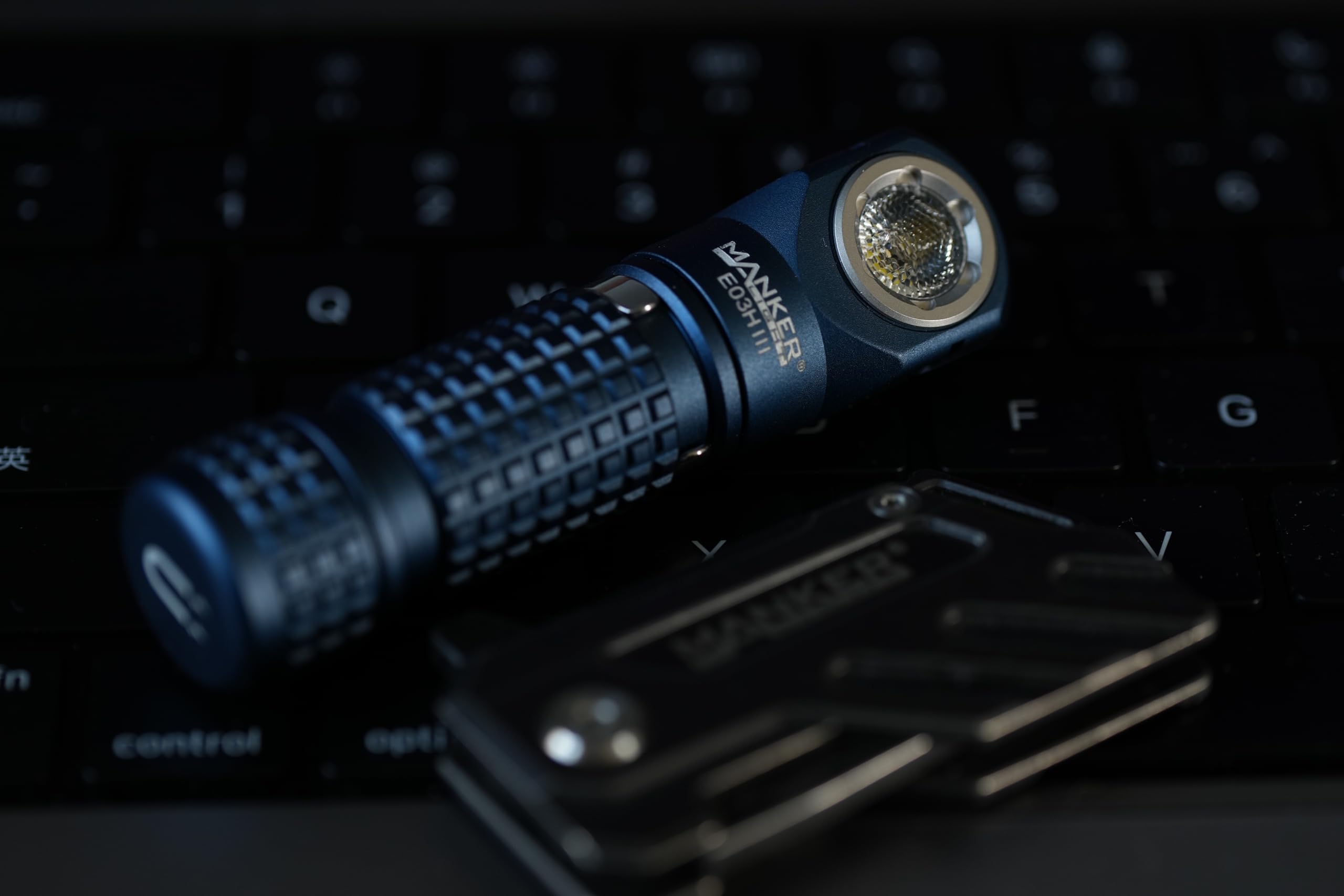Manker E03H III wiederaufladbare Stirnlampe, 1200 Lumen, Mini-Taschenlampe mit Clip, 90 Grad EDC AA rechtwinklige Taschenlampe mit Kopfband und Magnetschwanz, Blau