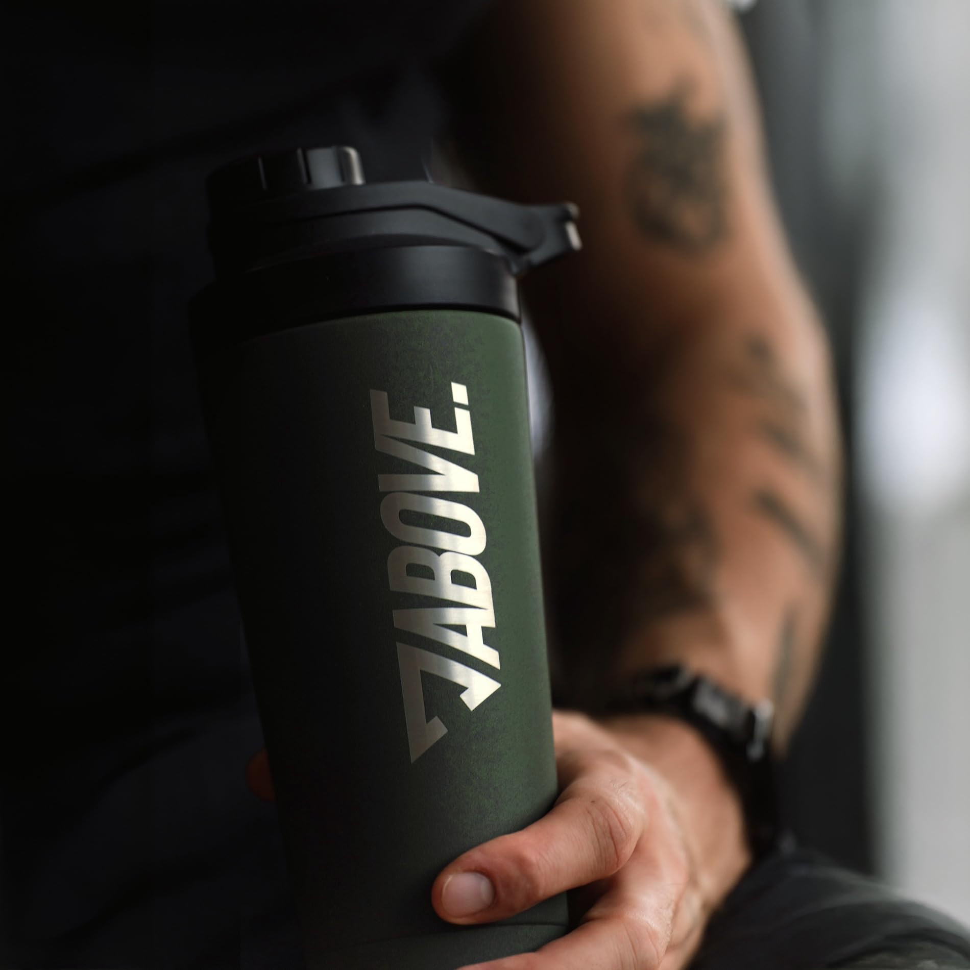 ABOVE. Protein Shaker Edelstahl 750ml – BPA-frei & isolierend: hält Shakes 12H eiskalt – integrierte Skala & 100% auslaufsicherer Deckel – robust & langlebig – spülmaschinengeeignet bis 45°C (Olive)