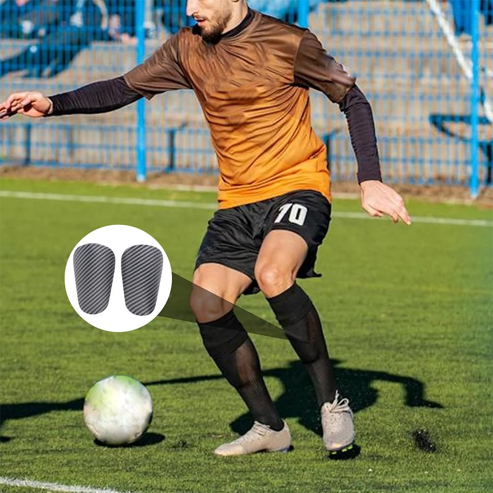 Parastinchi in Fibra di Carbonio Leggeri e Resistenti per Calcio Parastinchi Professionali Ultraleggeri per Adulti e Bambini Design Moderno e Confortevole per Massima Protezione