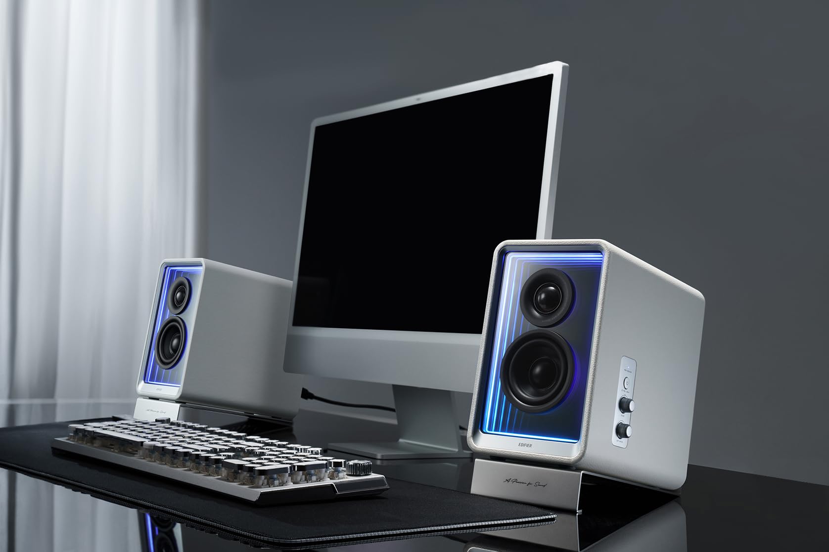 Edifier QR65 - Altoparlanti per monitor attivi, 70 Watt, con effetti di luce RGB, 3 porte USB TurboGaN di ricarica rapida e uscita subwoofer, bianco