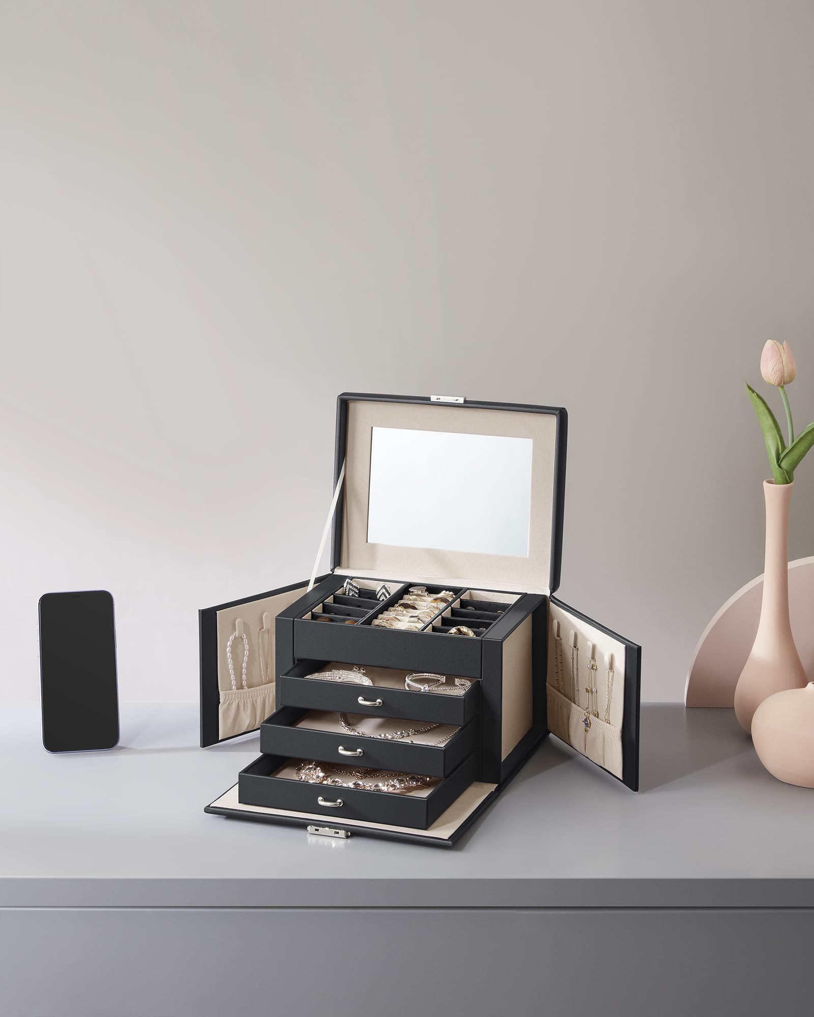 SONGMICS Boîte à Bijoux 4 Niveaux, Écrin à Accessoires avec 3 Tiroirs, Coffre de Rangement, Poignées, Miroir Intérieur, Verrouillable, Rangement pour Bijoux, pour Montres, Noir d'Encre JBC159B01