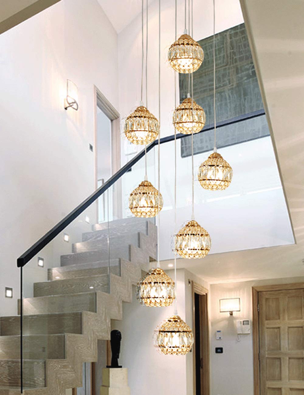Lustre en cristal pour escalier et salon de grand appartement duplex