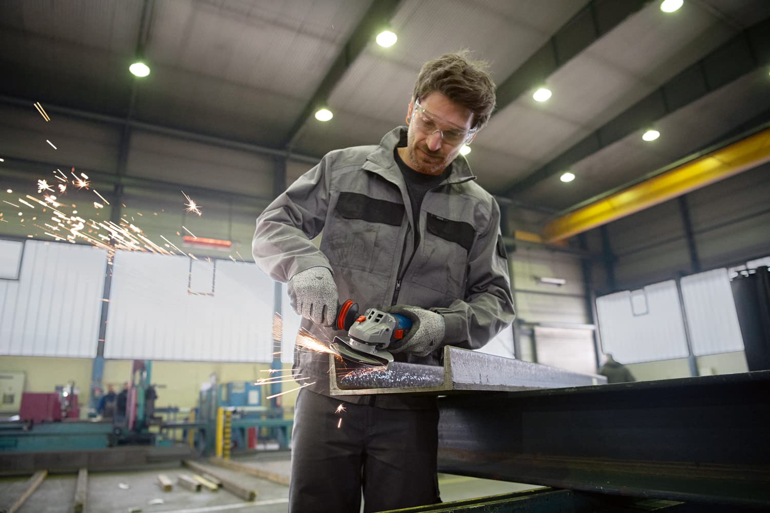 Bosch Professional Szlifierka kątowa GWS 17-125 SB (Ø tarczy 125 mm, moc 1 700 W, idealna do obróbki metalu i spawów, ze wstępnym wyborem prędkości obrotowej oraz inteligentnym hamulcem)
