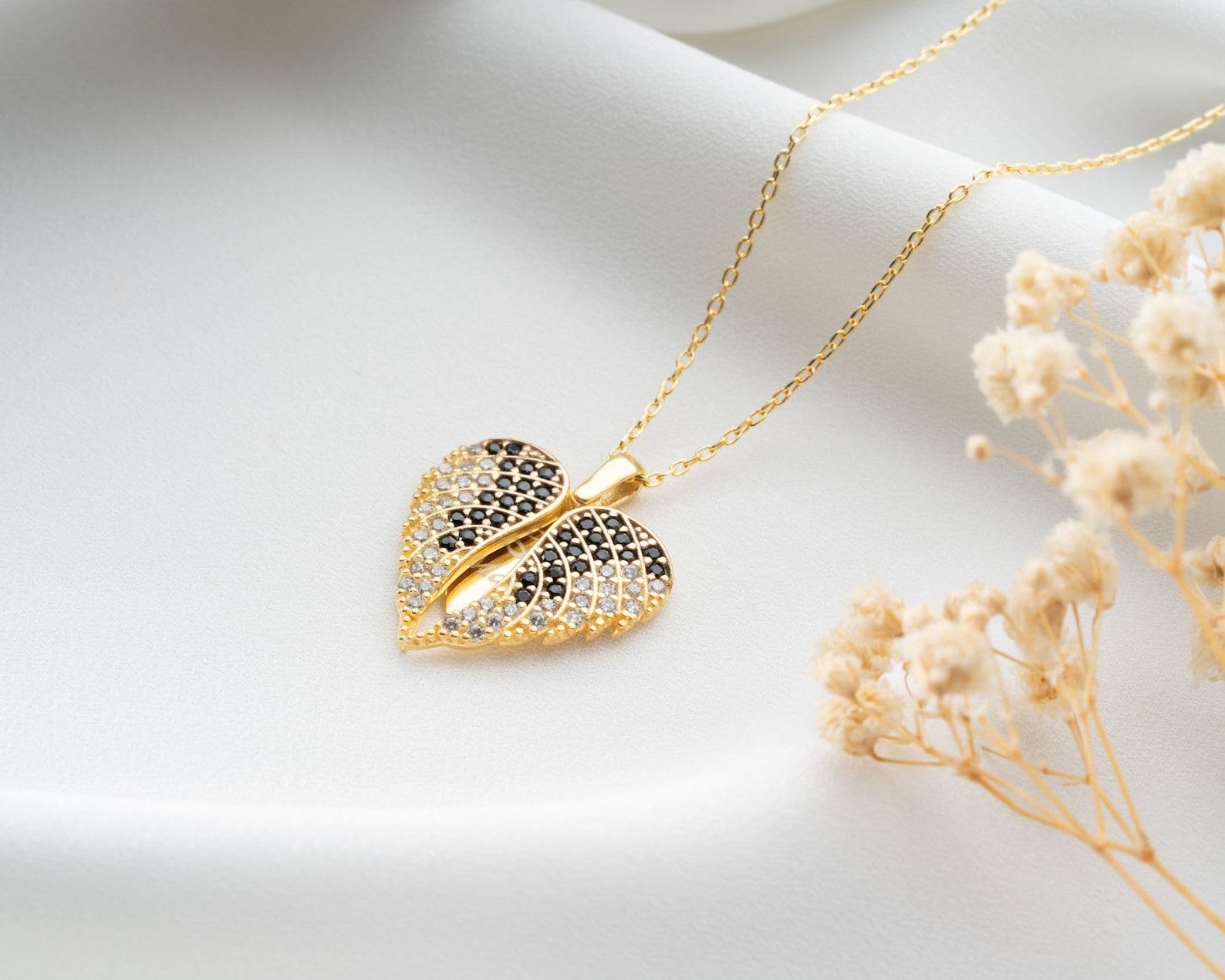 Personalizzato ali d'angelo collana con inciso nome, oro cuore su misura custode ciondolo, Design minimalista