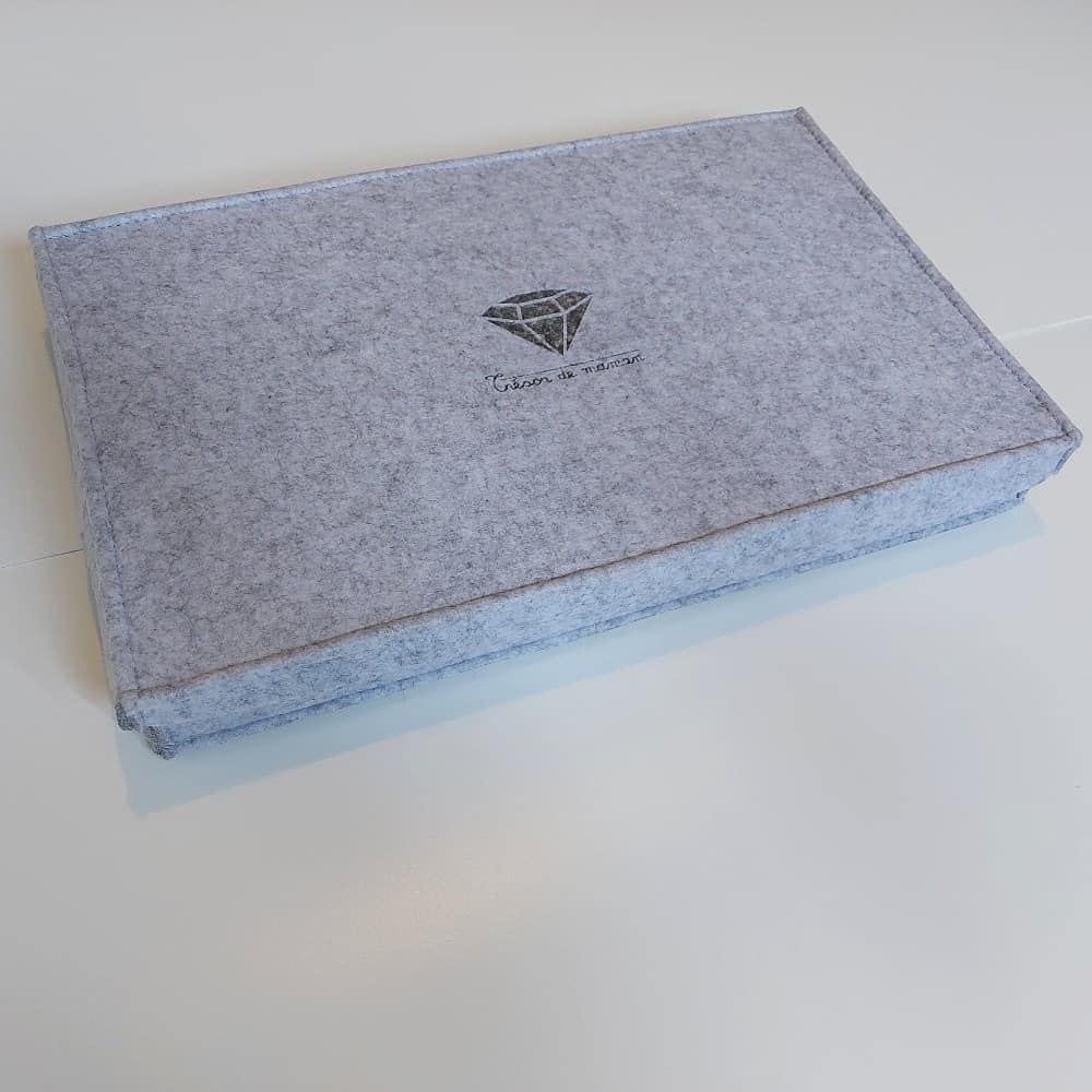 Lettres Mobiles Capitales Montessori | 130 Lettres Capitales avec Coffret de Rangement Compartimenté en Feutrine pour un Rangement Optimisé