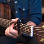 WINGO Guitare Capo pour guitares acoustiques et électriques, Ukulele, Mandolin, Banjo - Argent avec 5 Picks antidérapants.