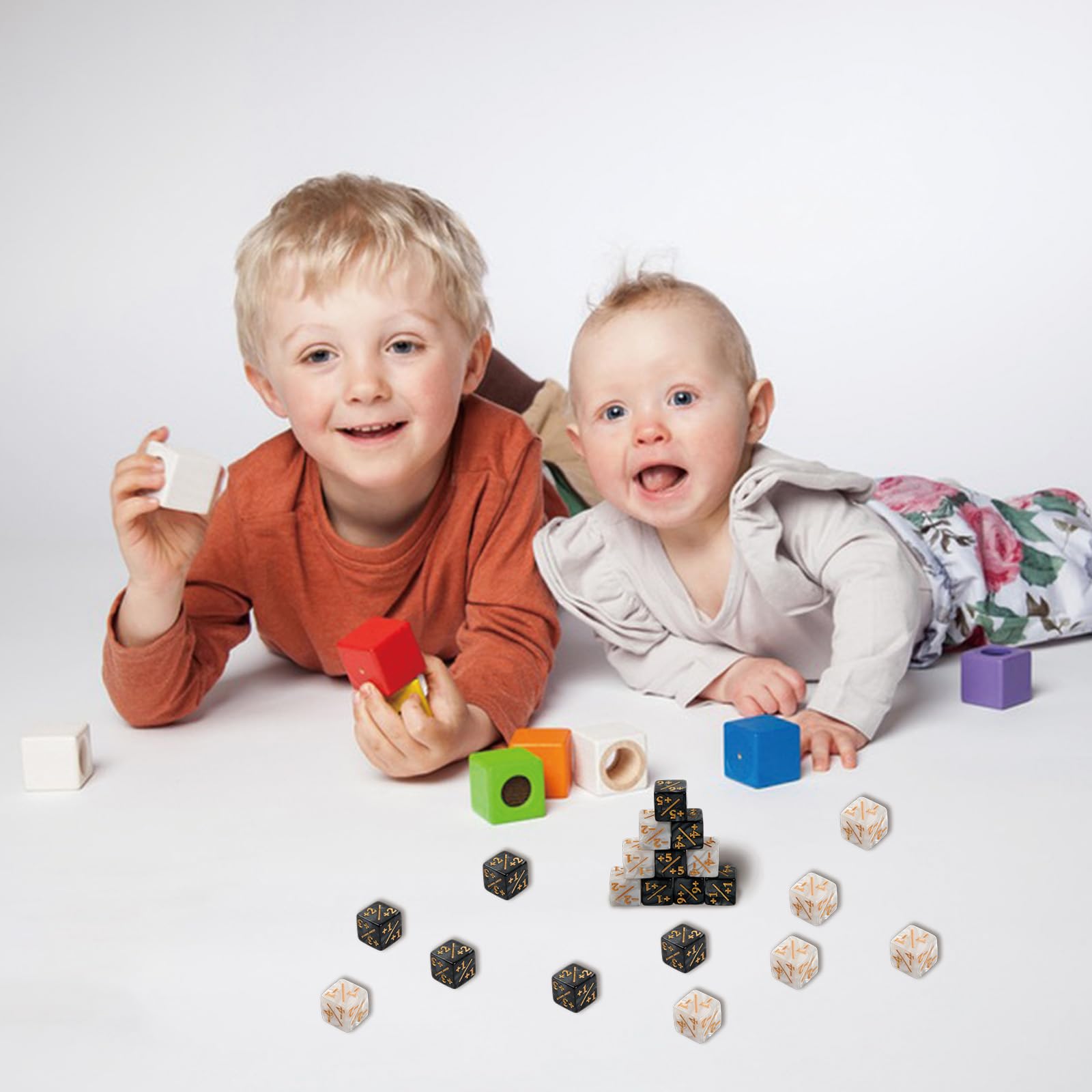 48 Pièces Jeton de Compteur de Dés,16 mm Dés de Fidélité de Cube avec Sacs de Rangement Compteurs de Dés Compatible avec MTG, CCG, Accessoire de Jeu de Cartes, 2 Styles (Noir et Blanc)
