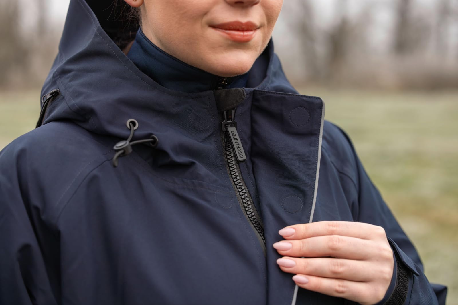 Covalliero - Damen Reitmantel Arktis – Wintermantel wasserabweisend & atmungsaktiv – langer Mantel mit warmem Innenfutter, Kapuze & 2 Taschen – Funktionsmantel im Oversized-Look – XS-XXL