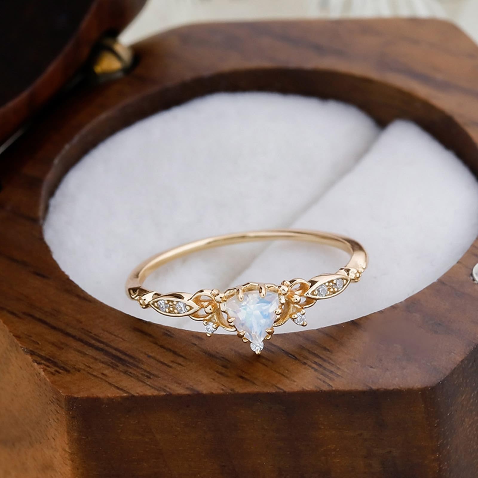 Bague solitaire au 375/585/750 en or jaune avec triangle et pierre de lune multicolore classique