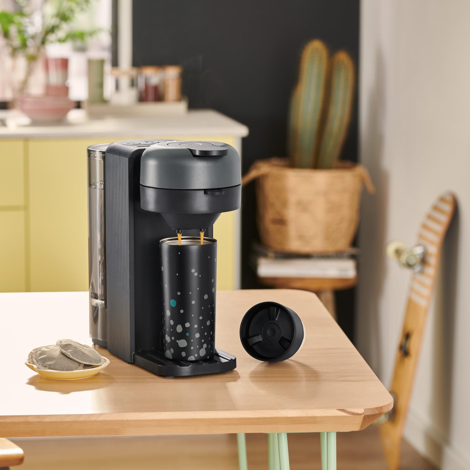 Tchibo Kaffeepadmaschine „CALL ME PAD“ inkl. 36 Kaffeepads Black & White, mit Taste für To-Go Becher, für 2 Tassen, schnell und leise, automatische Abschaltfunktion, Schwarz