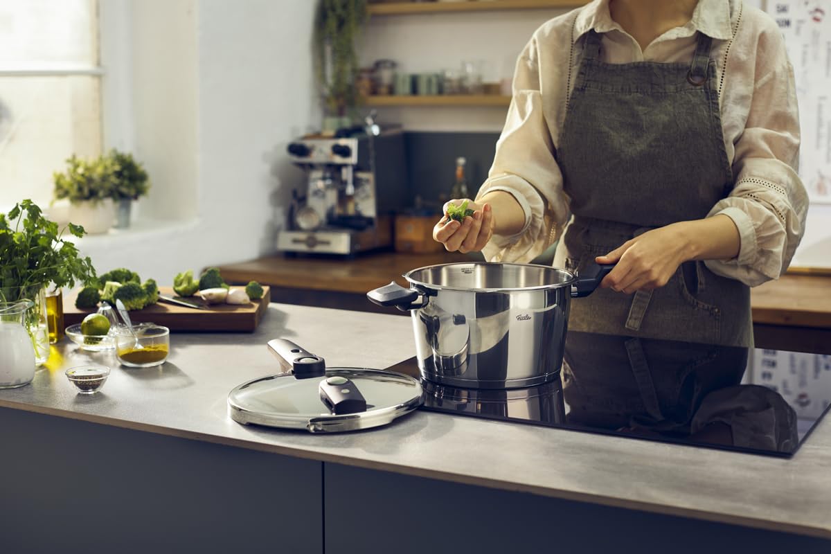 Fissler Vitaquick® Elemental Schnellkochtopf 4,5 L (Ø 22 cm) salbeigrün – Made in Germany, 2 Garstufen, energiesparend, Superthermic Boden, Induktion