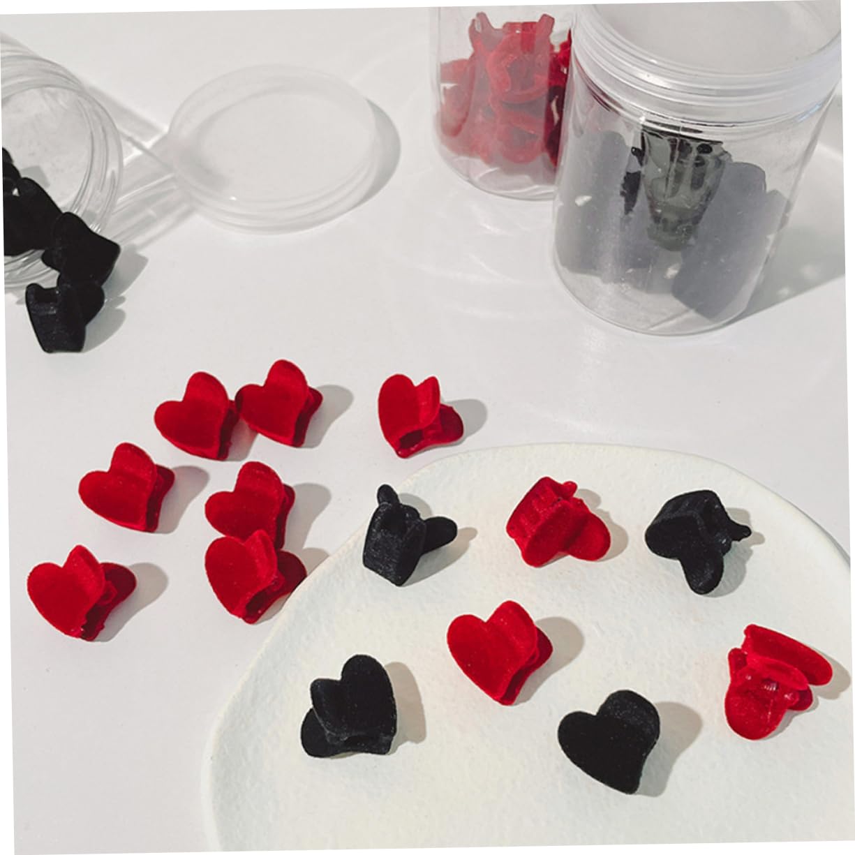 Healvian Pinces à Griffes Mini en Velours Rouge 16 Pièces, Petites Pinces à Cheveux de Cœur et Lapin, Accessoires pour Femmes, Coiffure Quotidienne et Routine Beauté