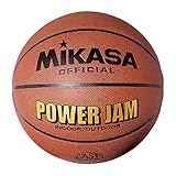 Un balón de baloncesto adecuado para jugar en interiores y exteriores