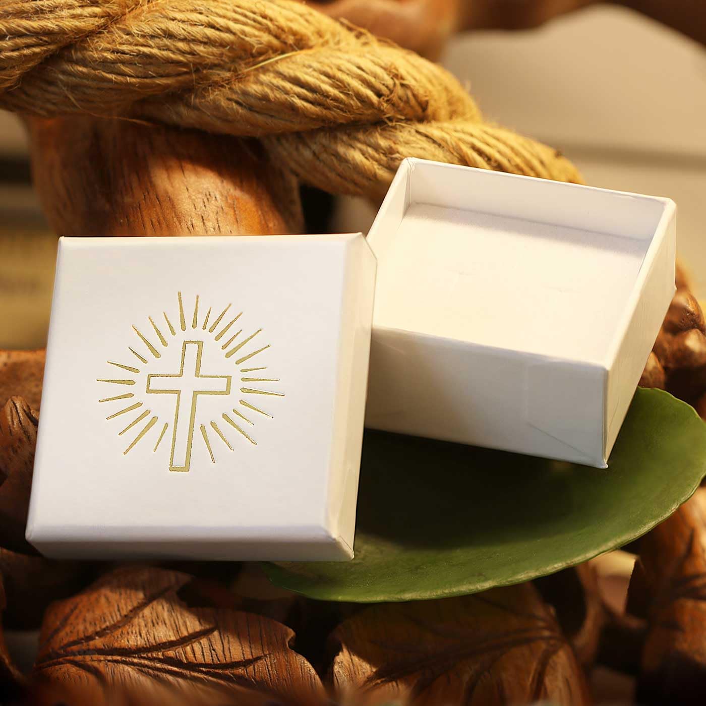 CLEVER SCHMUCK Parure composée d’un pendentif croix en argent 925 plaqué or et d’une chaîne vénitienne plaquée or de 40 cm, livrée dans un écrin élégant.