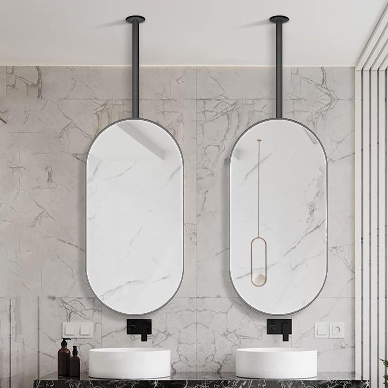 Miroir ovale de maquillage à suspendre pour gagner de la place en salle de bain