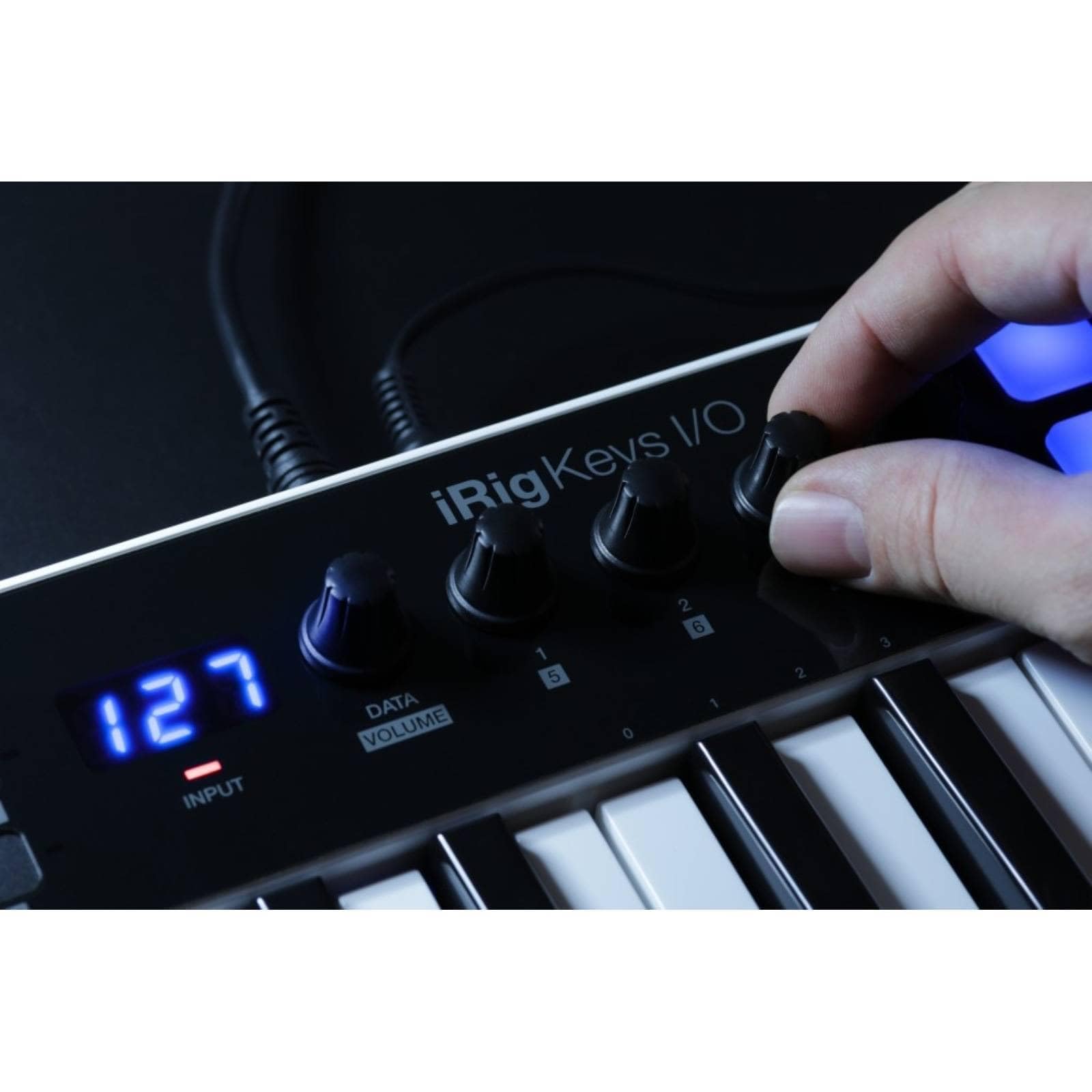 IK Multimedia iRig Keys I/O MIDI 25 Tastiera MIDI, Tastiera Piano Portatile per Mac, iPhone e iPad, 25 Tasti, 8 Pad, Stazione di Produzione Musicale, Software e Applicazioni Inclusi, Nero/Bianco