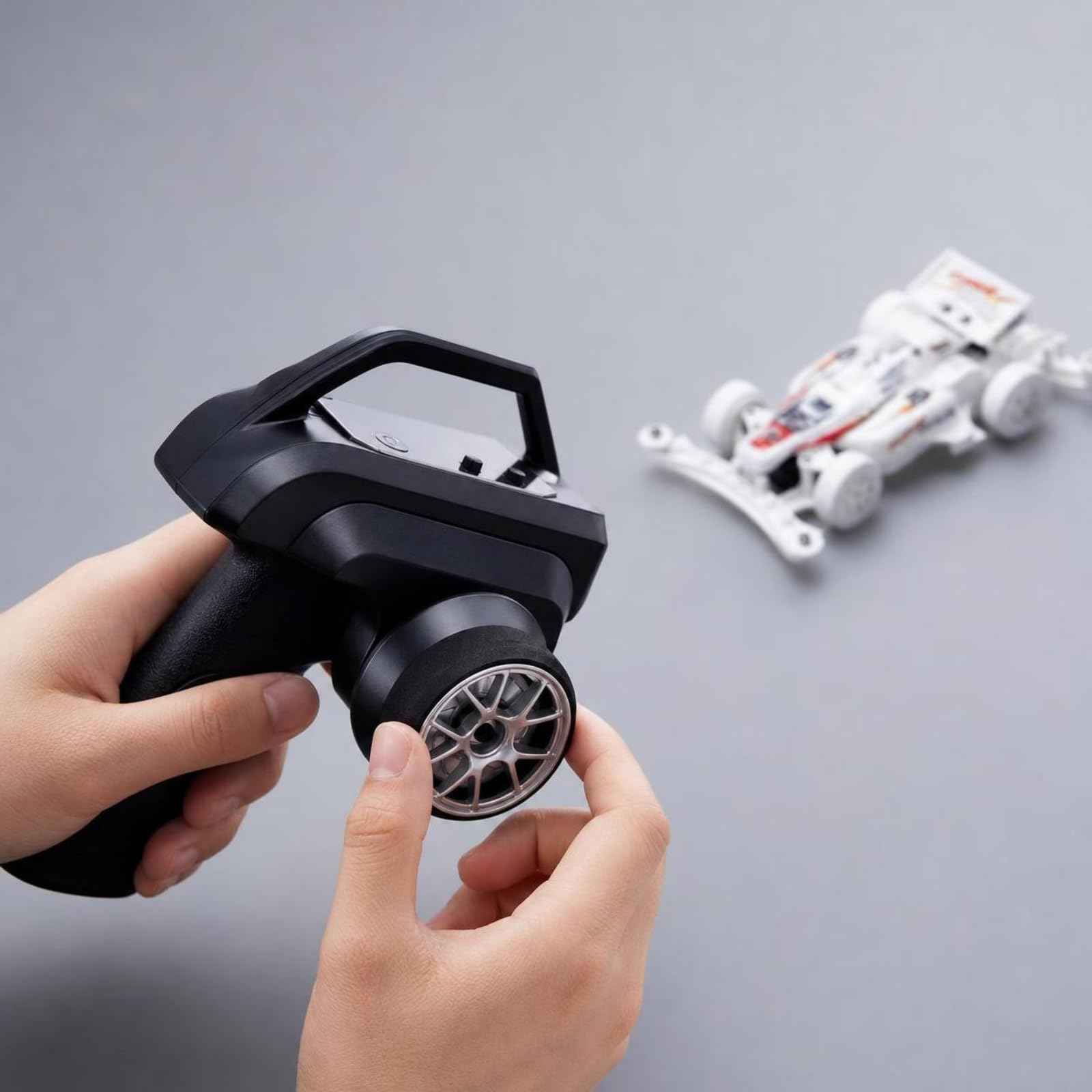 Mini Veicolo Radiocomandato Auto RC Macchinina Modellino Miniatura Elettrico in Plastica con Motore 130 Rapporto 4.0 1 Pacchetto Completo USB Ricarica, Bianco, 1 32