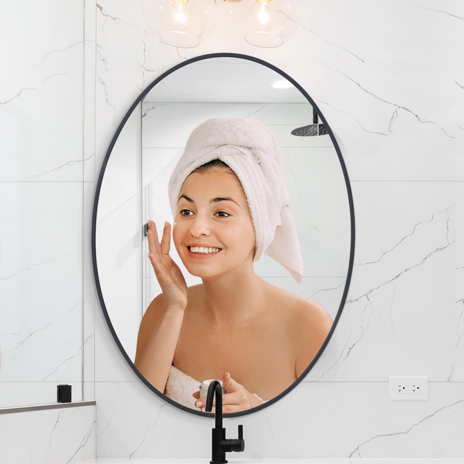 Miroir de salle de bain fixé au mur ovale et élégant cadre noir