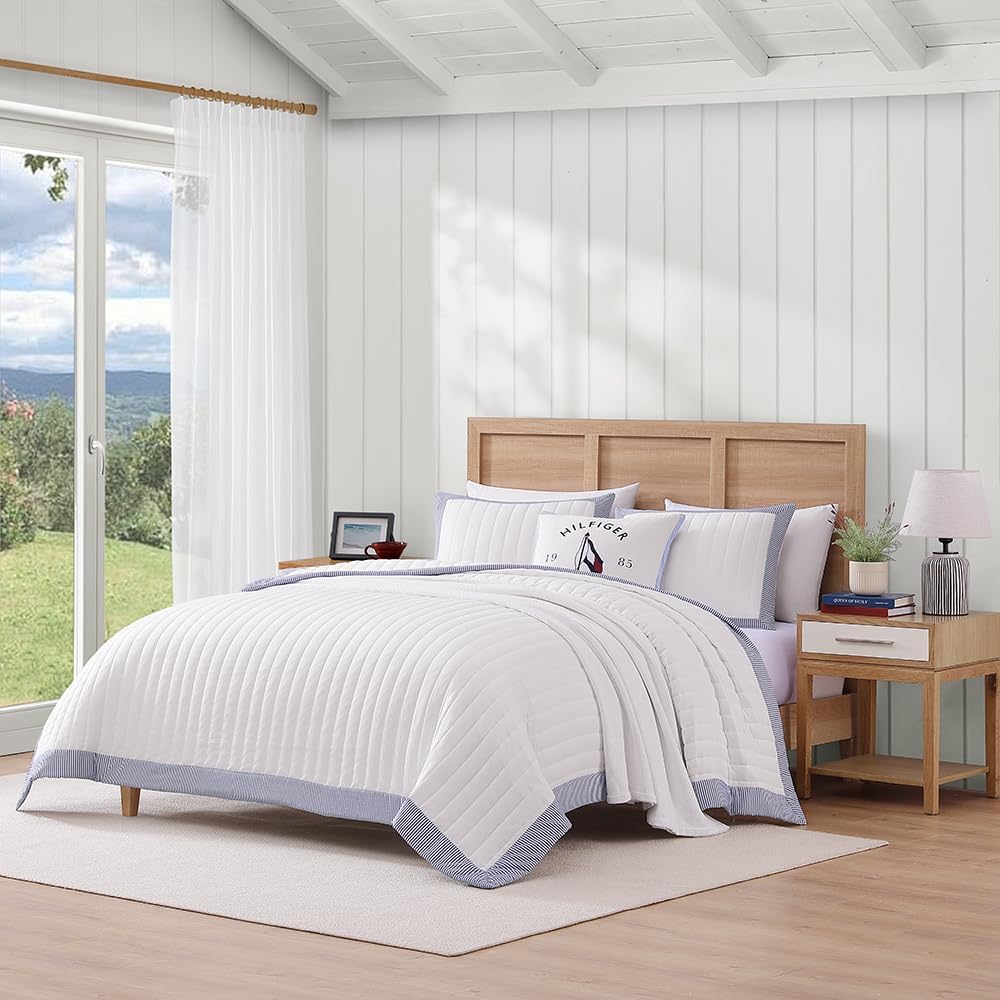 Queen Size Quilt Set, Soft & Reversible Bedding with a Light and Smooth Feel, 3 Piece Coastal Bed Set with Matching Pillowcases (Resort Blue)