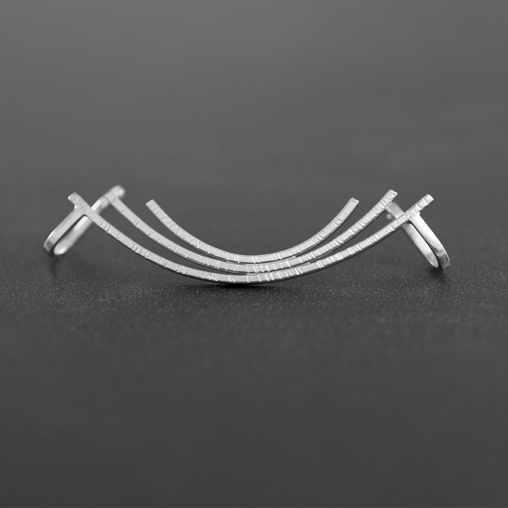 Geschwungener Ear Cuff Ohrring ohne Ohrloch aus 925 Silber mit gehämmerter Oberfläche - Statement-Eleganz - Nickelfrei Hypoallergen - Einzelner - Handmade by Emmanuela