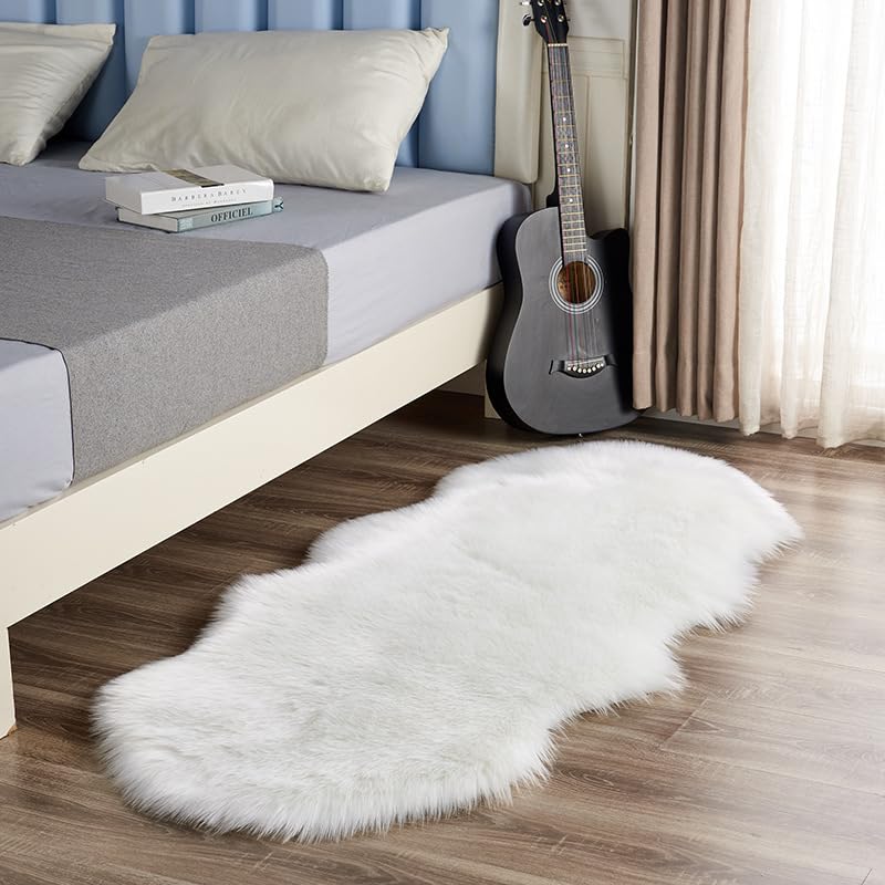 Tapis fausse fourrure de mouton 160x60cm pour réchauffer une chambre au sol froid