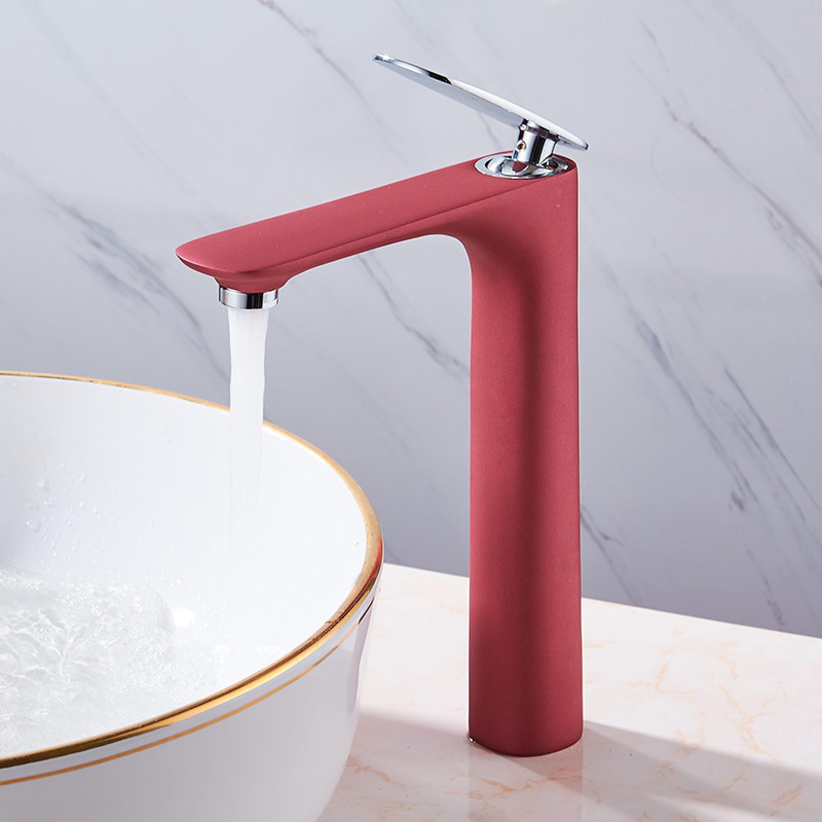 Meuble de salle de bain noir et or avec mitigeur blanc et robinet rouge