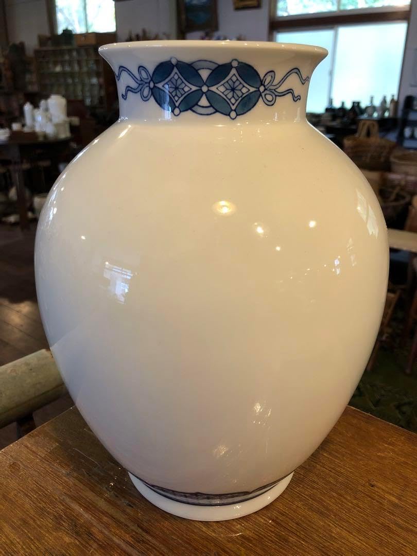 【美品・台座付き】骨董品　七宝焼花瓶 ― 鶴と桜が舞う黒地の工芸美 美品・台座付き】骨董品七宝焼花瓶 ― 鶴と桜が舞う黒地の工芸美