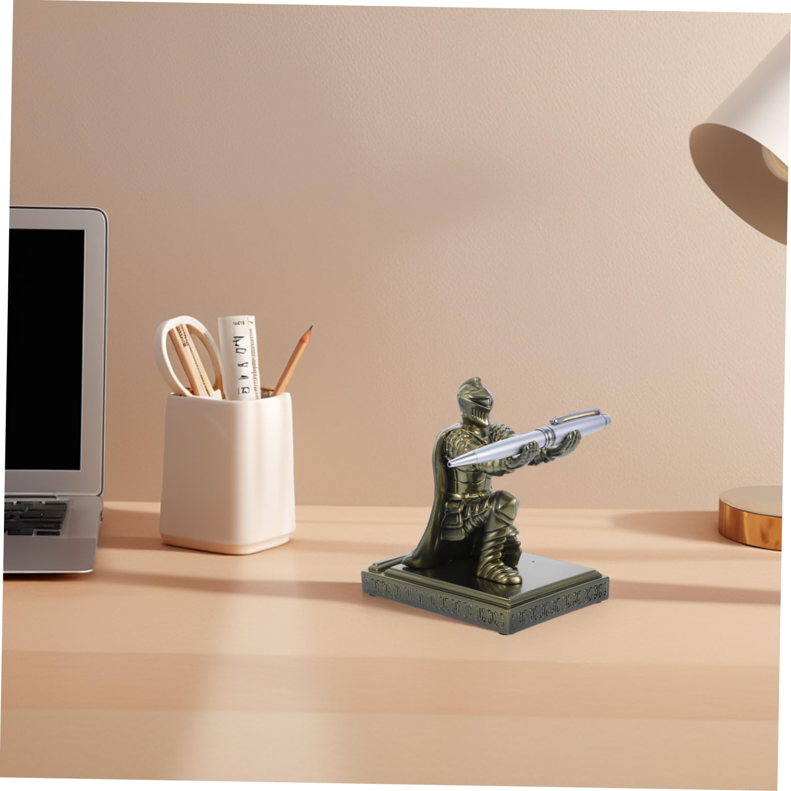 jojofuny Portapenne Guerriero in Resina Piccolo Base Stabile, Portapenne Cavaliere Corazzato Decorativo per Scrivania Ufficio e Supporto Versatile per Pennelli Trucco