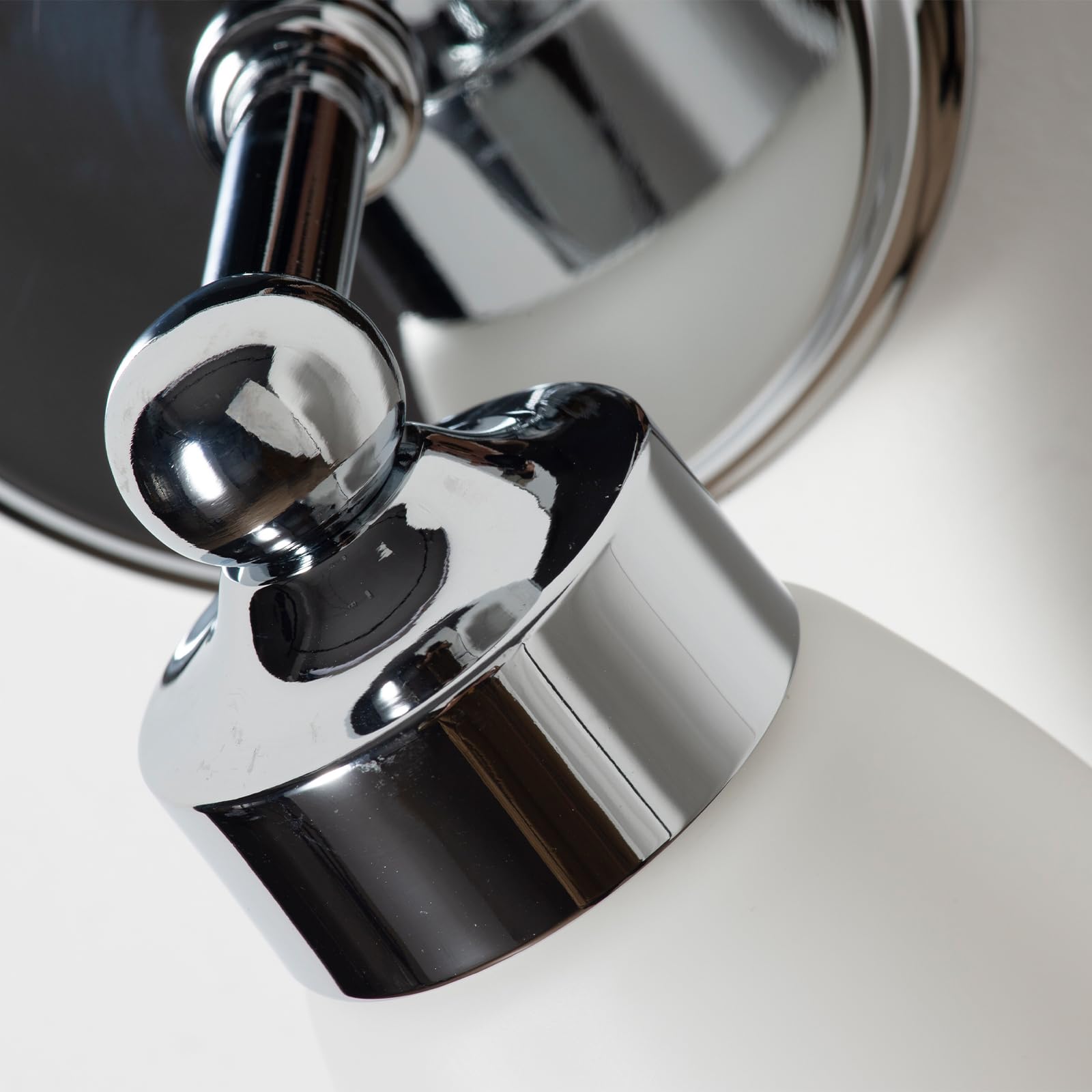 Alpinaluz Aplique de pared para baño con casquillo E14, base metálica cromada y pantalla de cristal blanca mate, diseño elegante y protección IP44 para iluminación suave y uniforme en interiores