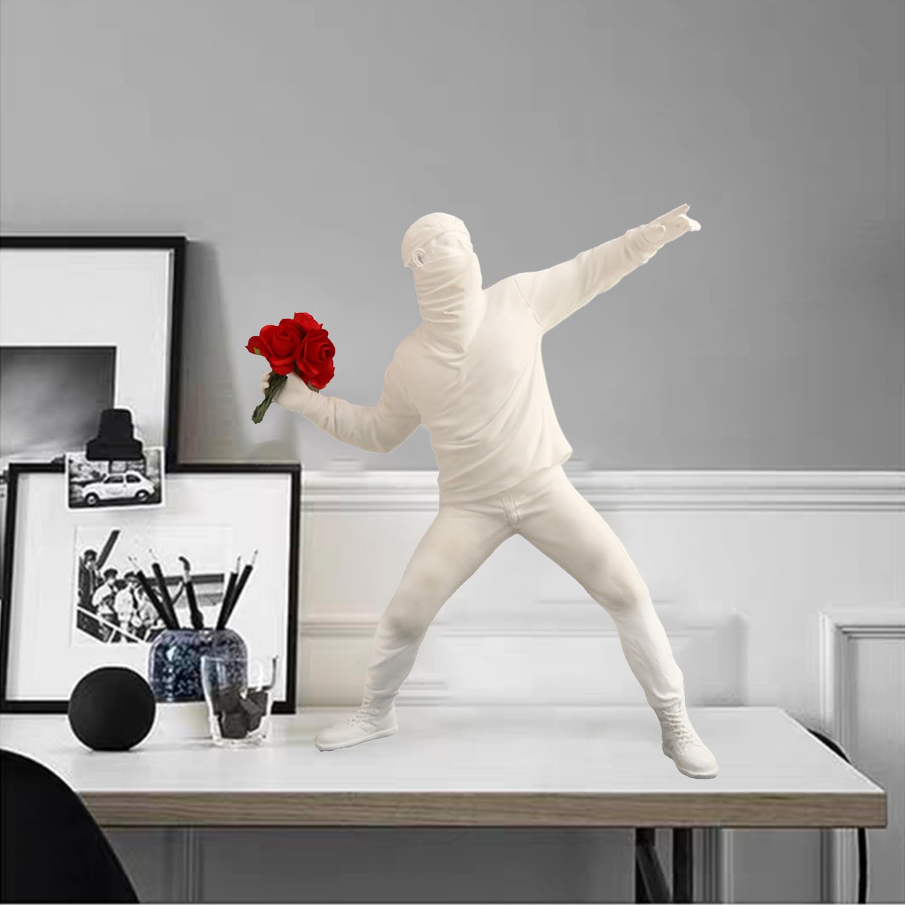Banksy Figura Scultura Il Lanciatore di Fiori, Figura Decorativa Street Art per Ufficio Domestico Soggiorno Collezioni d'Arte Decorazioni (Bianco)