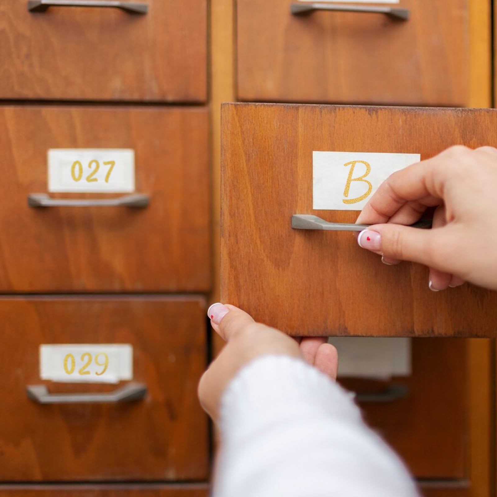 790 Adesivi Dorati Glitterati Con Lettere Dell'Alfabeto E Numeri – 10 Fogli Autoadesivi Impermeabili Per Fai Da Te, Artigianato E Decorazioni (2,5 Cm) - 5