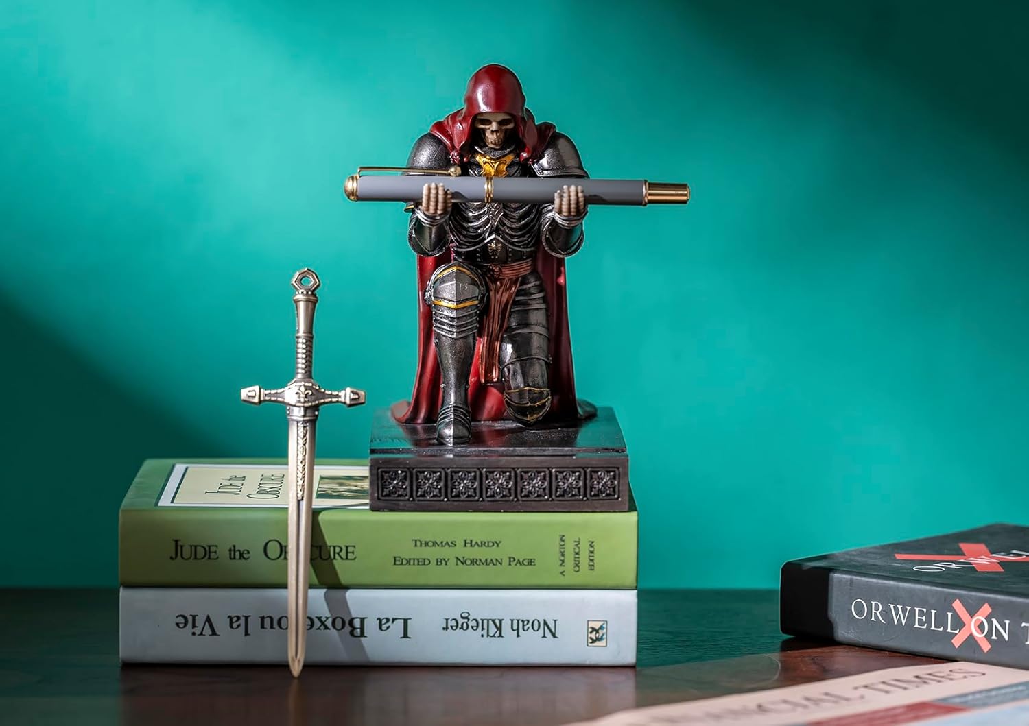 Skull Armor Warrior Pen Holder Mobile Phone Stand with Cloak, Resin Pen Stand Paperweight Ornament Statue for Office and Home (Iron&Red)