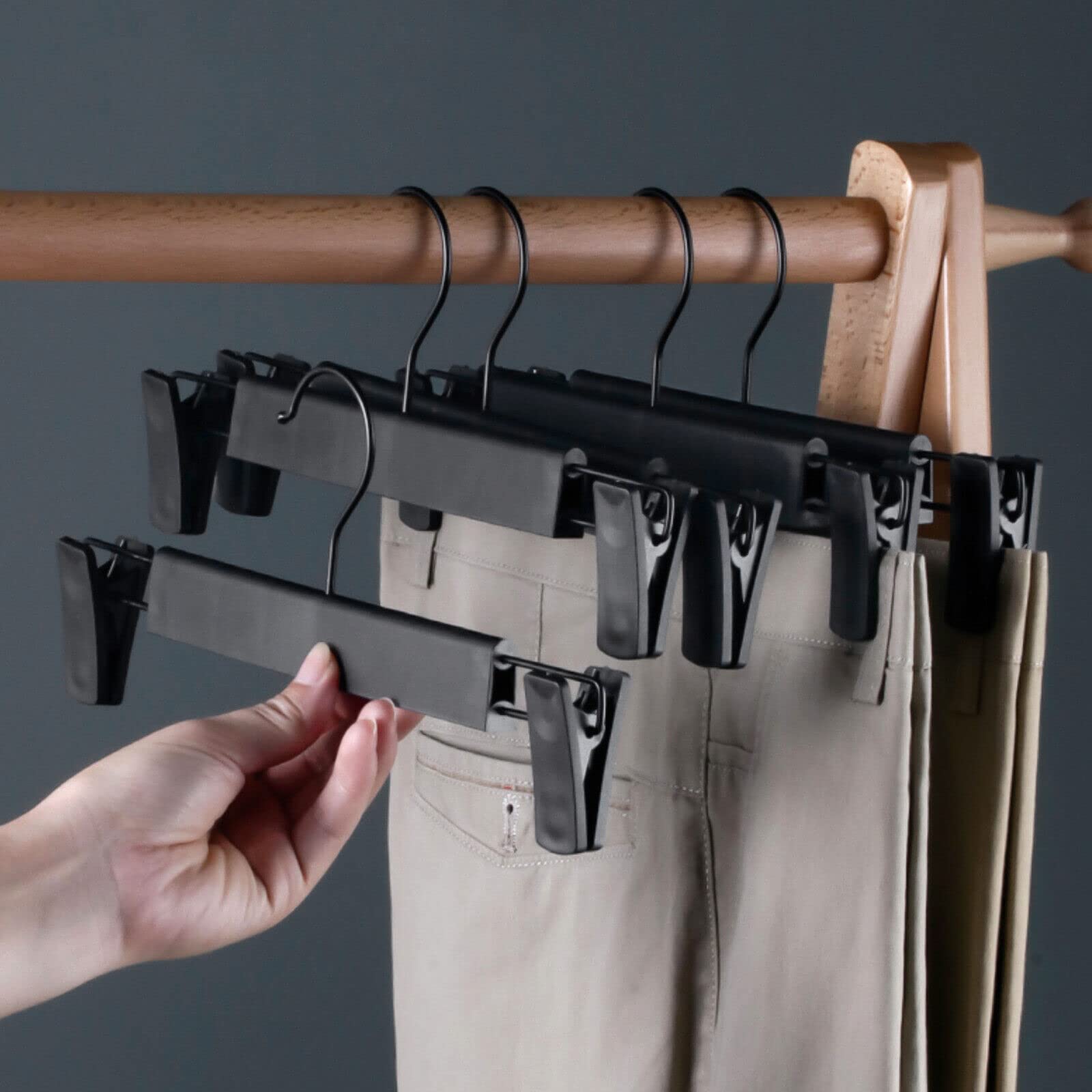 NORTHERN BROTHERS Confezione da 50 grucce nere per pantaloni, con clip, grucce per gonne da donna, in plastica, per pantaloni, grucce per pantaloni
