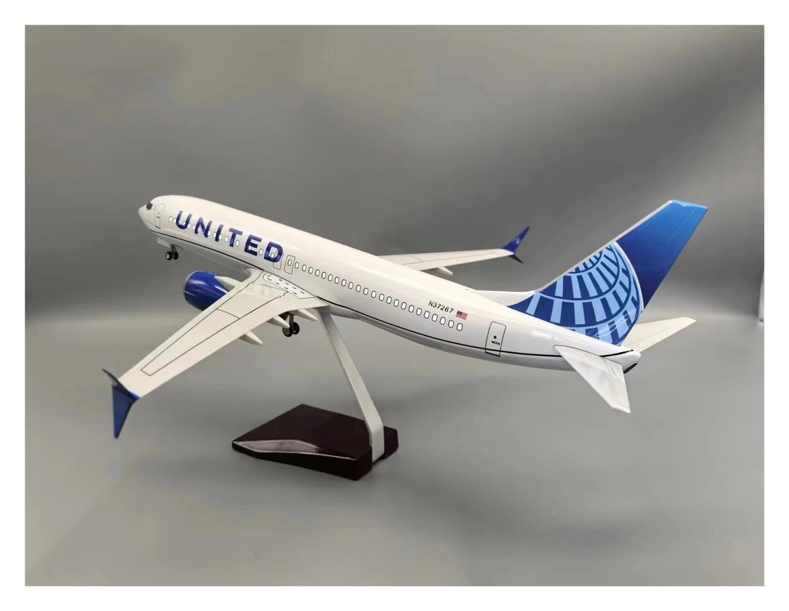 Odlewane zabawki samolotowe Skala 47 cm dla 737Max Malowanie Model samolotu Budynek z przekładnią Model samolotu Światła robocze Model samolotu do zbierania i wyświetlania (ze światłem)