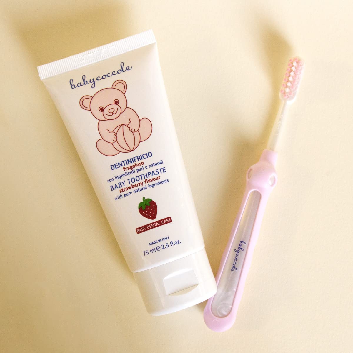 Babycoccole DENTINIFRICIO FRAGOLOSO. Dentifricio per Bambini da 0 a 6 anni all'aroma naturale di Fragola. Rinforza i denti, previene le carie. Giusto apporto di fluoro, calcio e vitamine - 75 ml