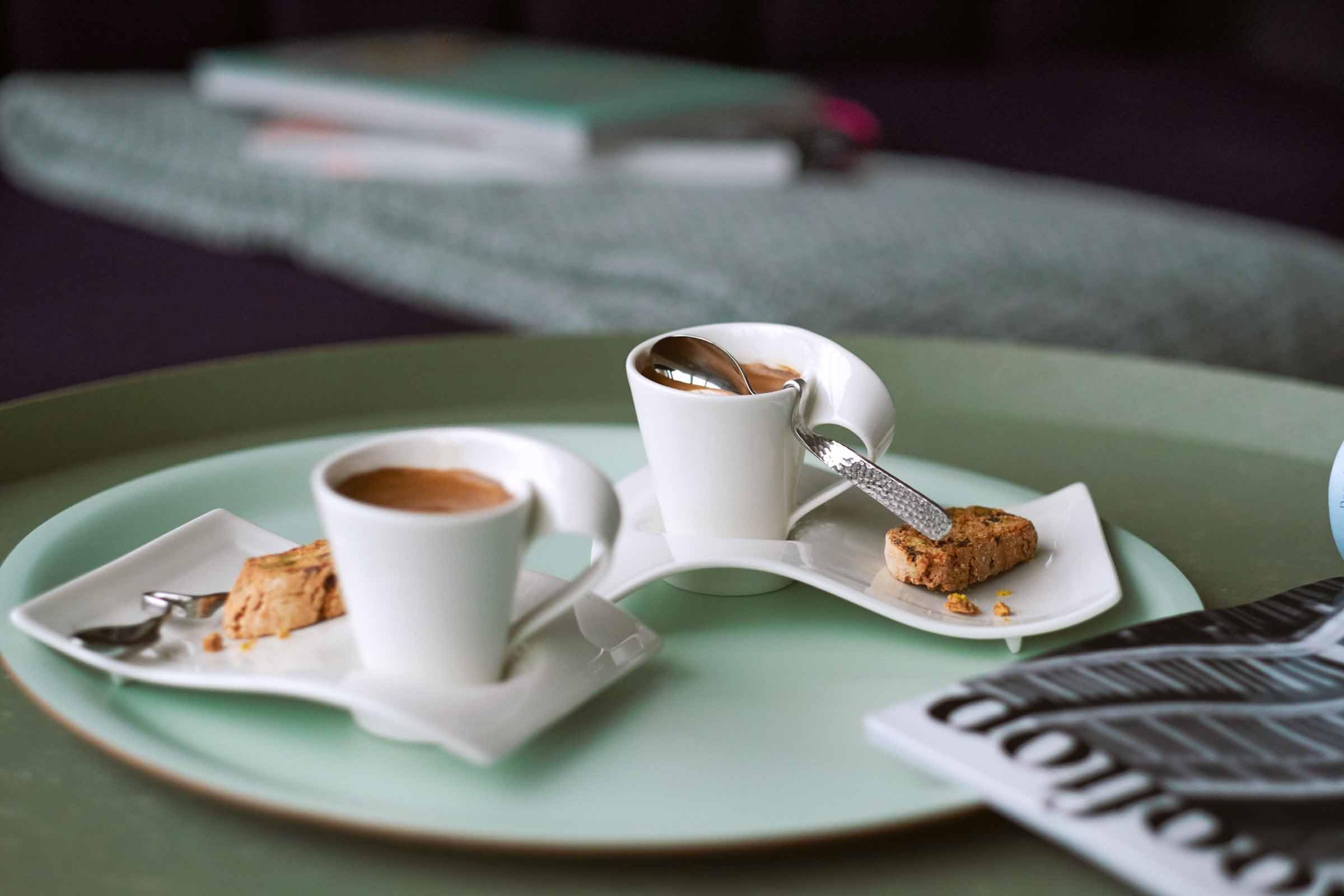 Villeroy & Boch NewWave Caffè Lot de 12 petites cuillères à café et à expresso au design ondulé NewWave en acier inoxydable de qualité supérieure, passent au lave-vaisselle, 17,5 cm et 12 cm, argent
