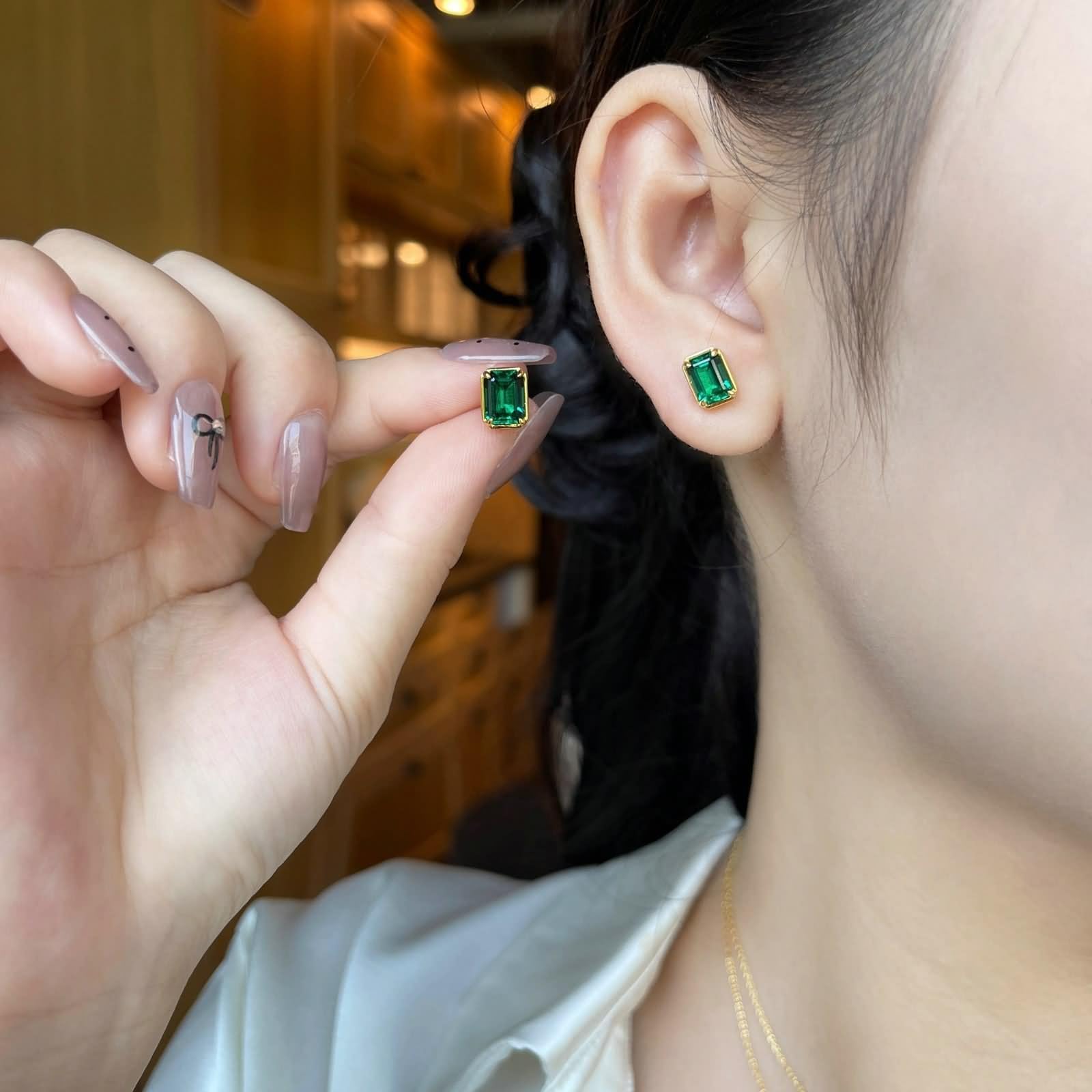 Pendientes de tuerca únicos para mujer, aretes medianos para mujer, solitario con esmeralda creada en laboratorio de 2 quilates, oro amarillo de 18 quilates