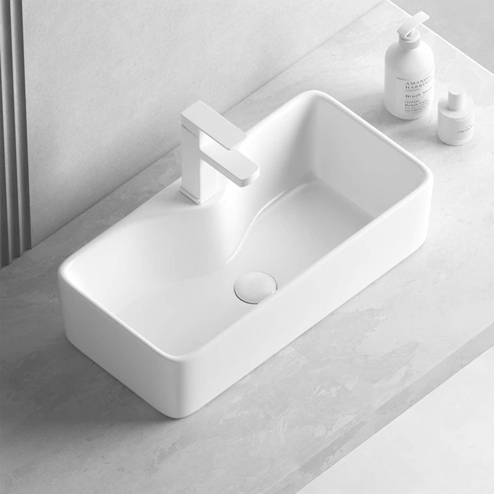 Lavabo de salle de bain blanc rectangulaire avec robinet pour optimiser les petits espaces