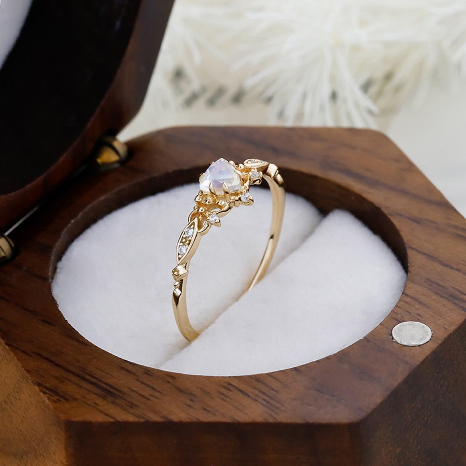 Bague solitaire au 375/585/750 en or jaune avec triangle et pierre de lune multicolore classique