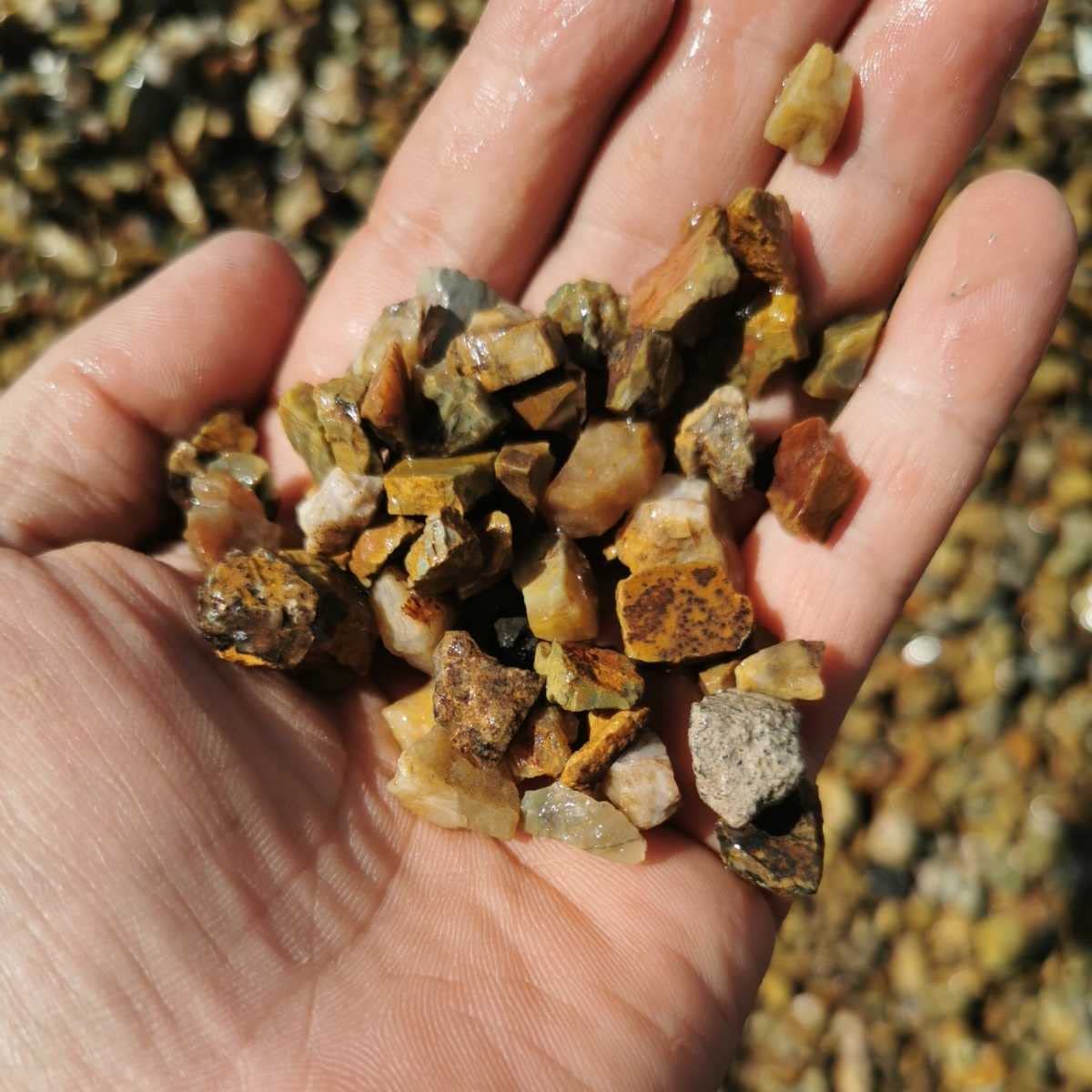 岐阜砂利5ミリから15ミリ1000キロ 岐阜石チャート石庭石鑑賞石石盆石